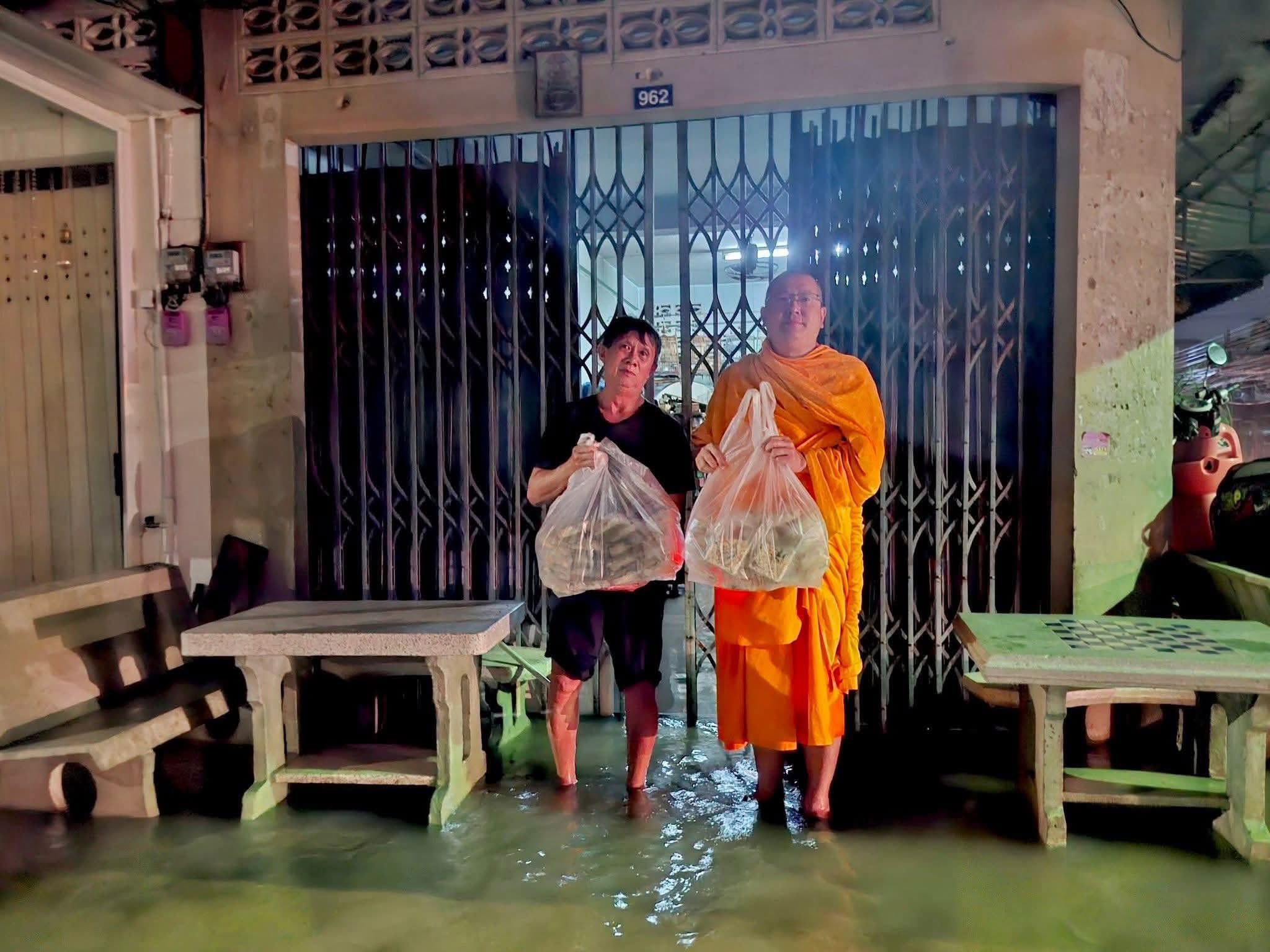 วัดพระธรรมกายรวมน้ำใจรับบริจาคสิ่งของช่วยผู้ประสบภัยน้ำท่วมภาคใต้ พร้อมเร่งแพ็คถุงยังชีพ 3,000 ชุด