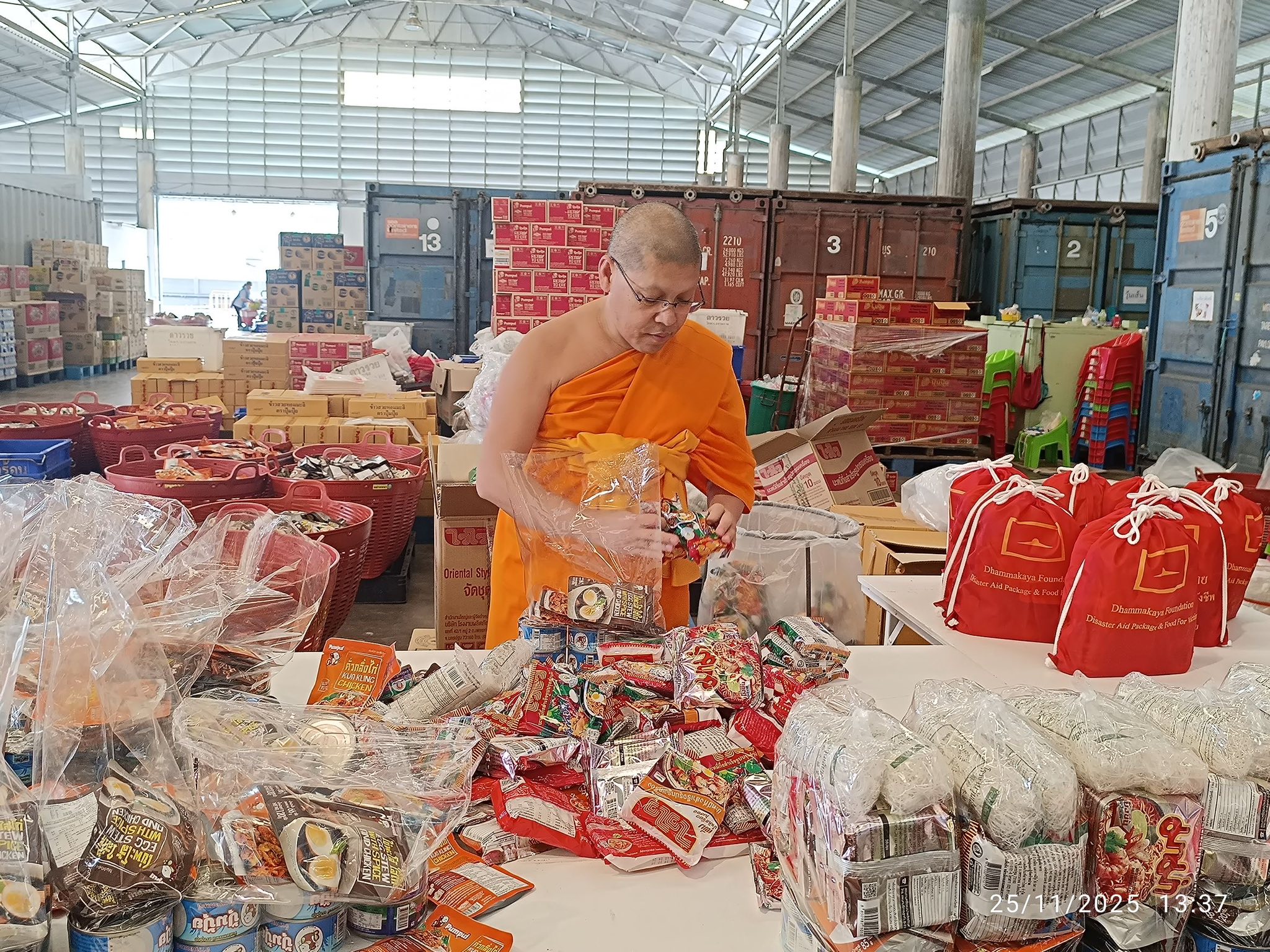 วัดพระธรรมกายรวมน้ำใจรับบริจาคสิ่งของช่วยผู้ประสบภัยน้ำท่วมภาคใต้ พร้อมเร่งแพ็คถุงยังชีพ 3,000 ชุด