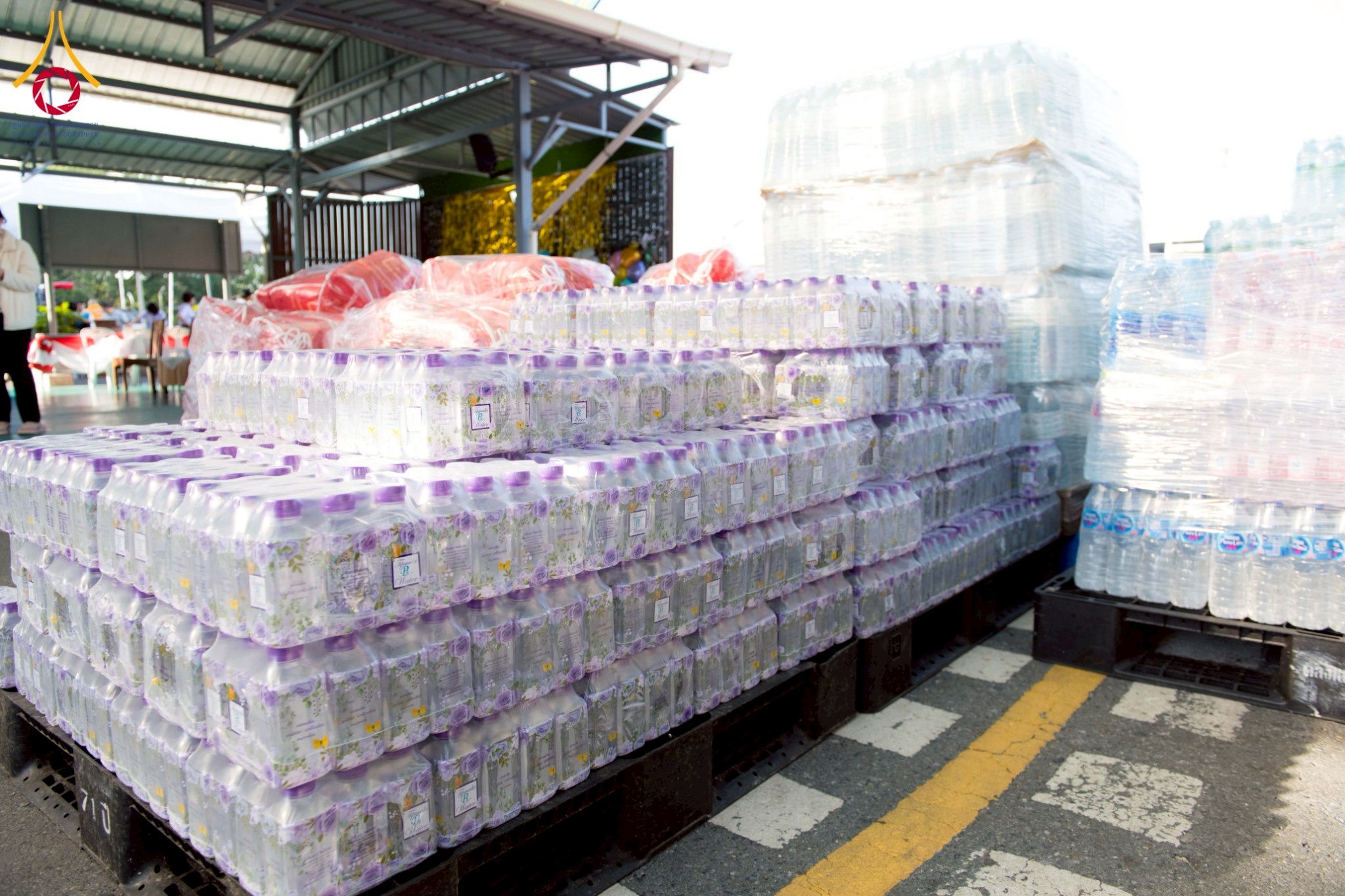 วัดพระธรรมกาย มูลนิธิธรรมกาย ส่งเครื่องอุปโภคบริโภคช่วยผู้ประสบภัยน้ำท่วมภาคใต้ 15 ตัน