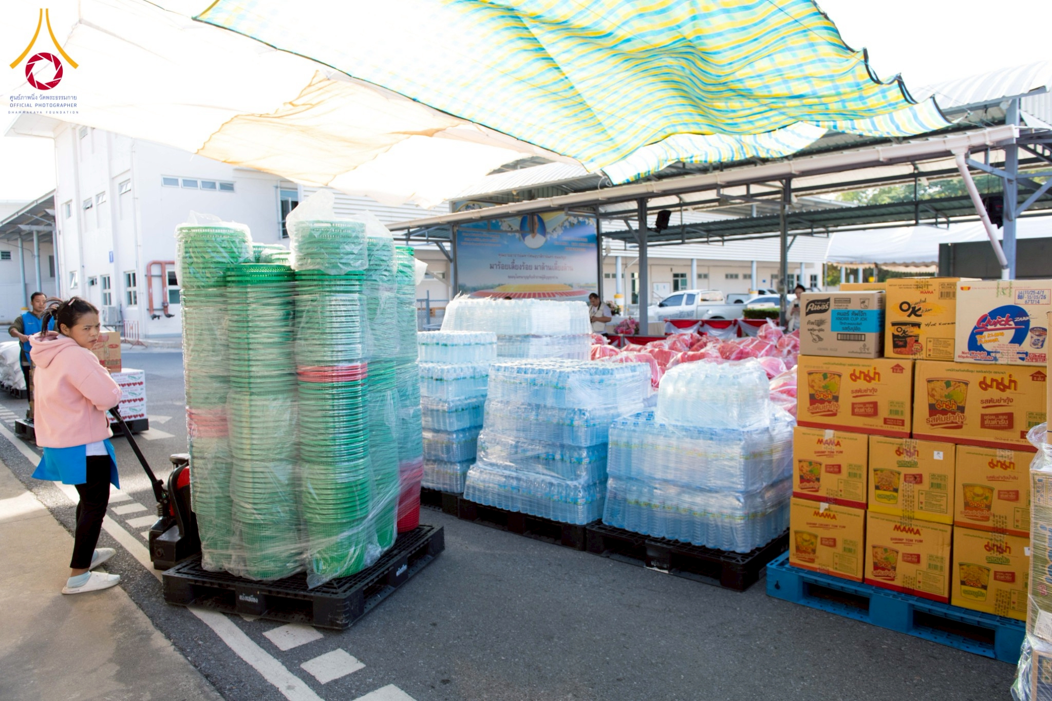 วัดพระธรรมกาย มูลนิธิธรรมกาย ส่งเครื่องอุปโภคบริโภคช่วยผู้ประสบภัยน้ำท่วมภาคใต้ 15 ตัน