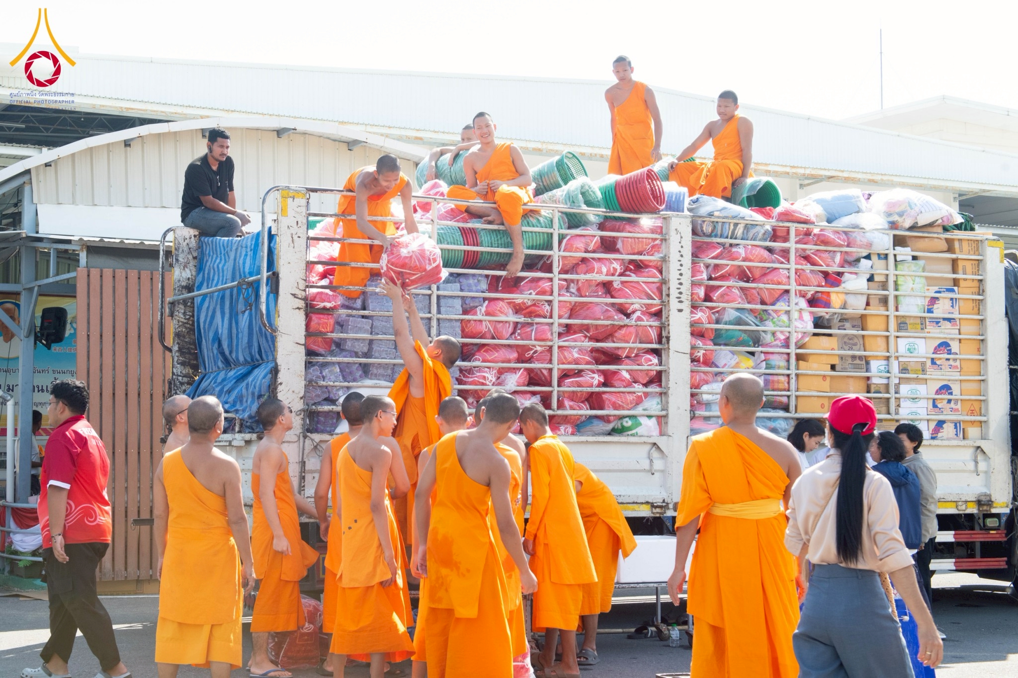 วัดพระธรรมกาย มูลนิธิธรรมกาย ส่งเครื่องอุปโภคบริโภคช่วยผู้ประสบภัยน้ำท่วมภาคใต้ 15 ตัน