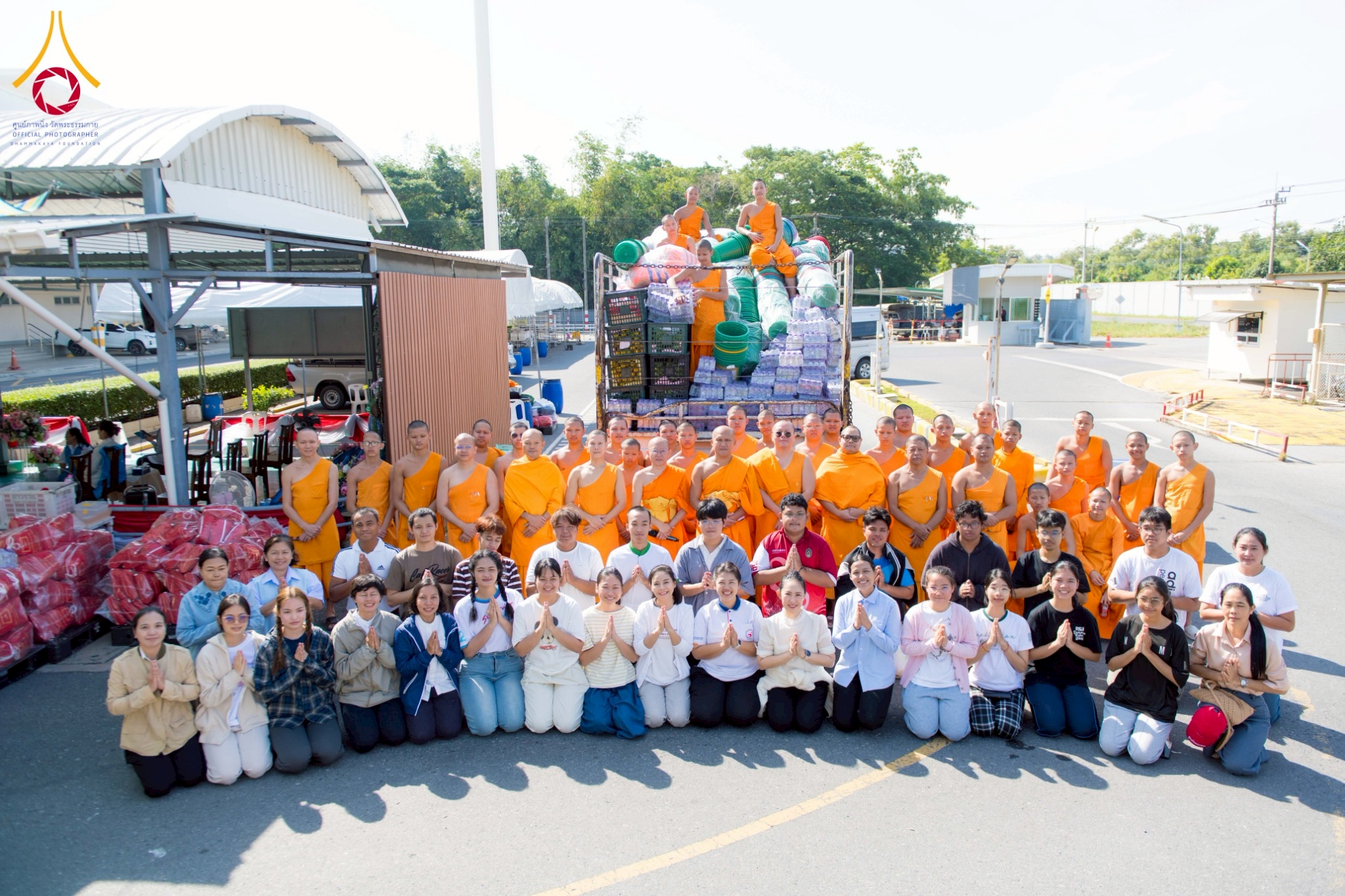 วัดพระธรรมกาย มูลนิธิธรรมกาย ส่งเครื่องอุปโภคบริโภคช่วยผู้ประสบภัยน้ำท่วมภาคใต้ 15 ตัน