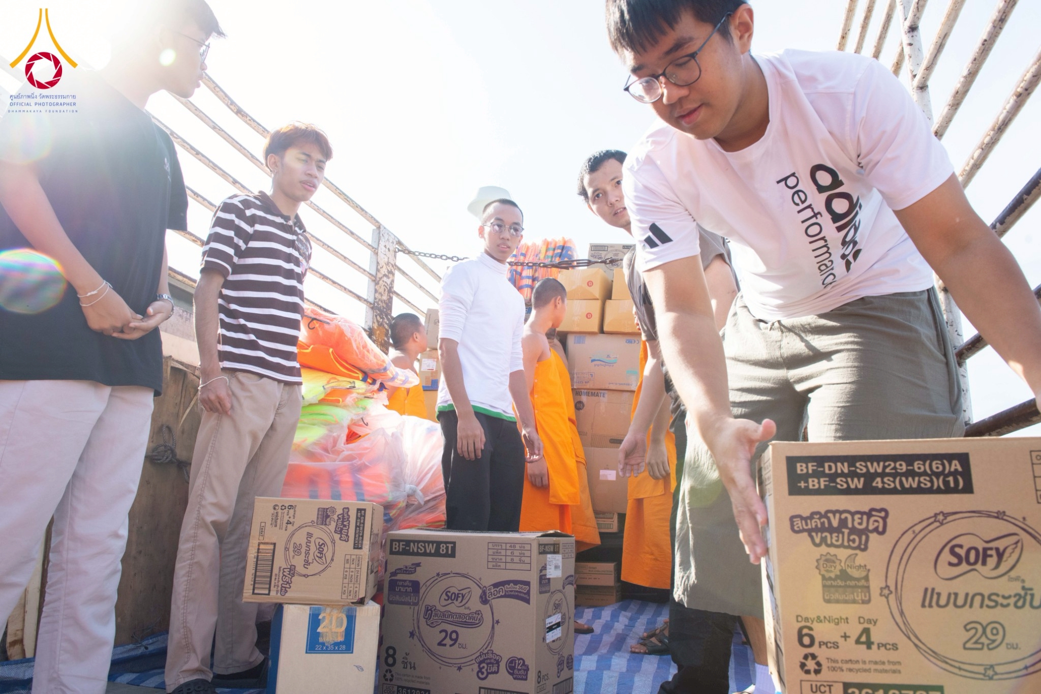 วัดพระธรรมกาย มูลนิธิธรรมกาย ส่งเครื่องอุปโภคบริโภคช่วยผู้ประสบภัยน้ำท่วมภาคใต้ 15 ตัน