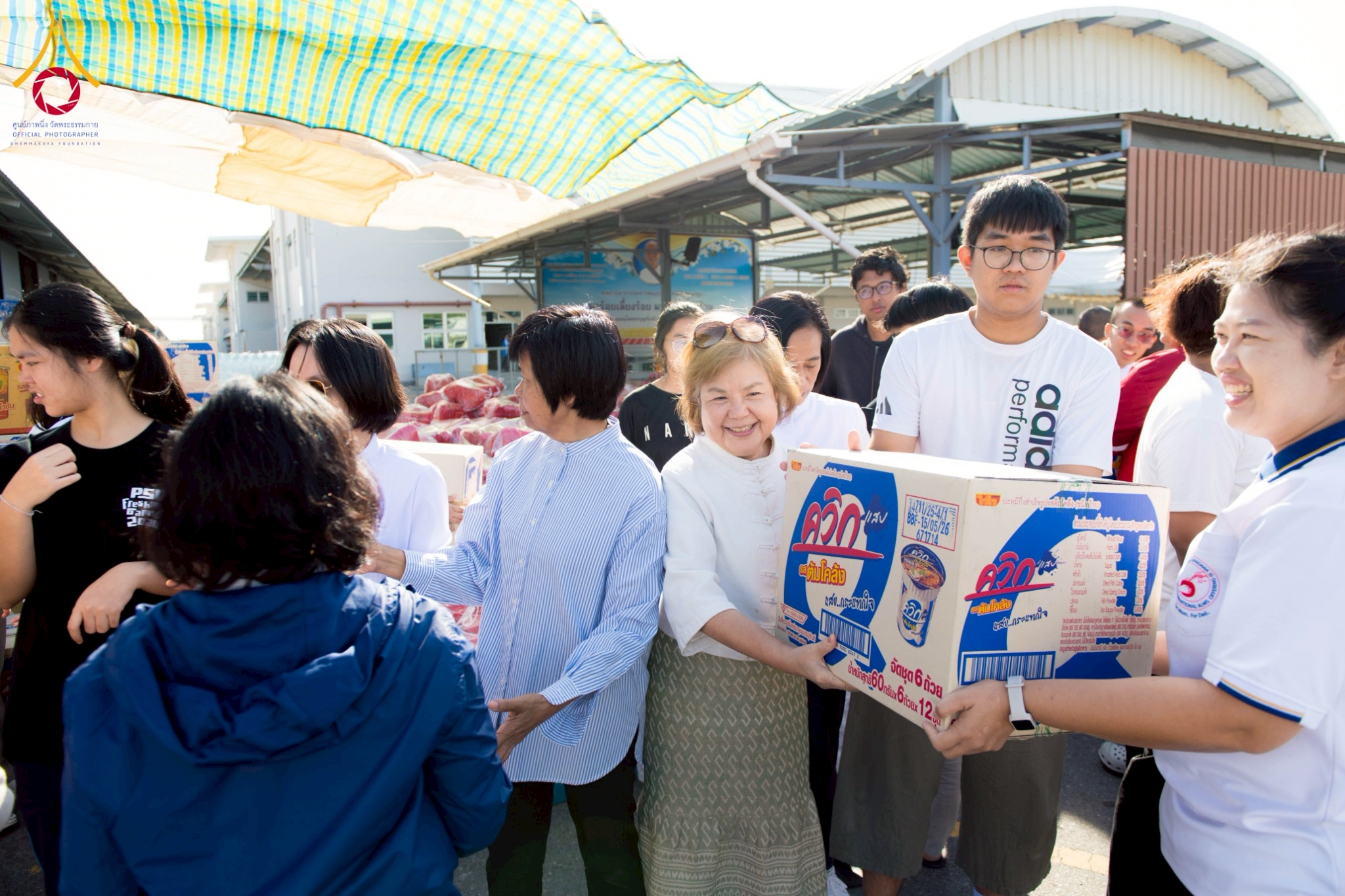 วัดพระธรรมกาย มูลนิธิธรรมกาย ส่งเครื่องอุปโภคบริโภคช่วยผู้ประสบภัยน้ำท่วมภาคใต้ 15 ตัน