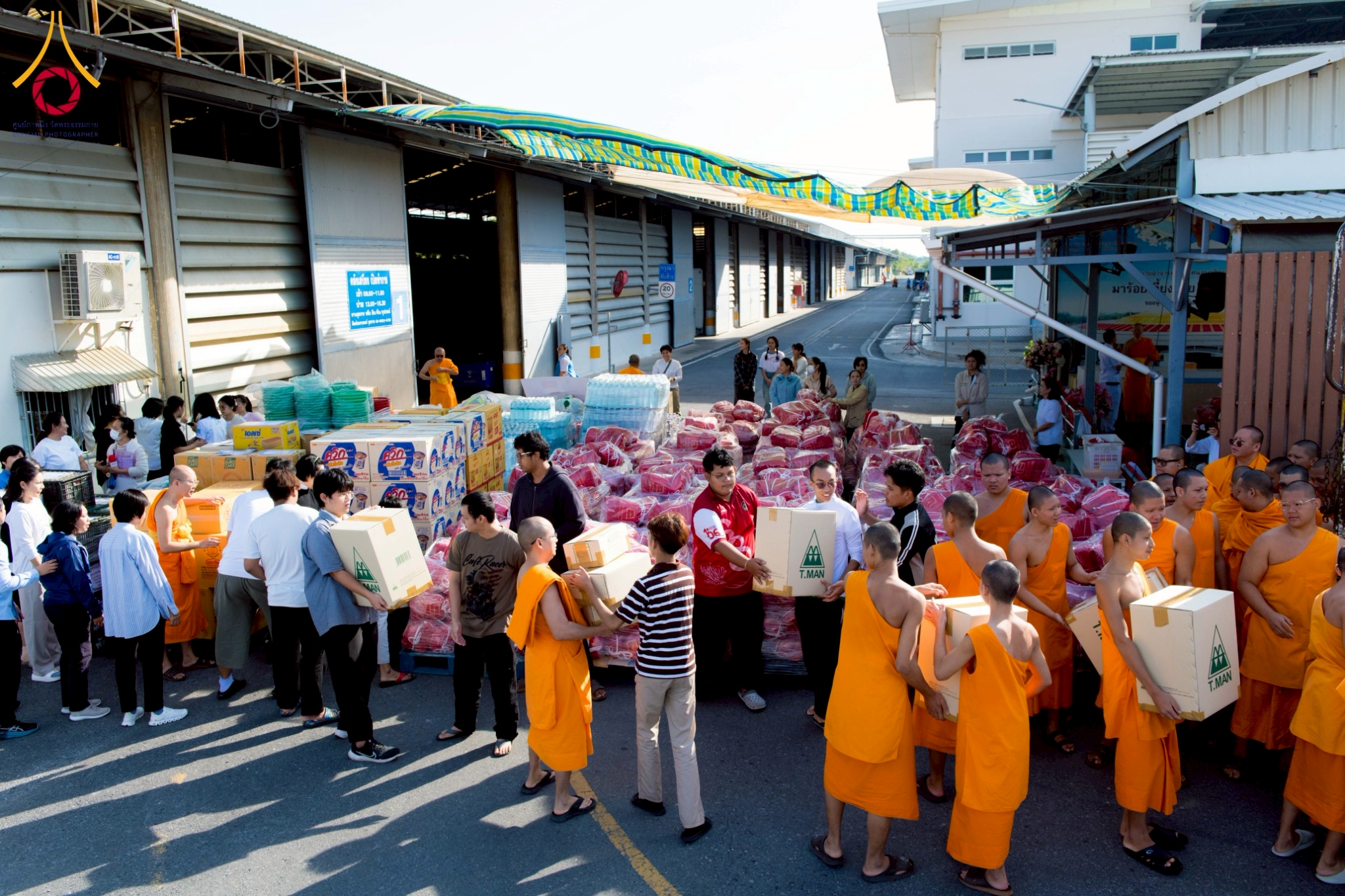 วัดพระธรรมกาย มูลนิธิธรรมกาย ส่งเครื่องอุปโภคบริโภคช่วยผู้ประสบภัยน้ำท่วมภาคใต้ 15 ตัน