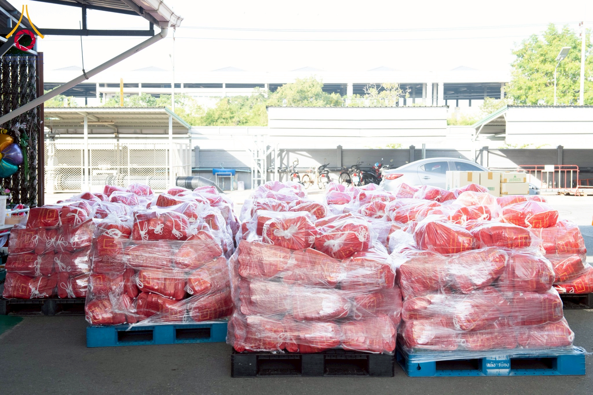 วัดพระธรรมกาย มูลนิธิธรรมกาย ส่งเครื่องอุปโภคบริโภคช่วยผู้ประสบภัยน้ำท่วมภาคใต้ 15 ตัน