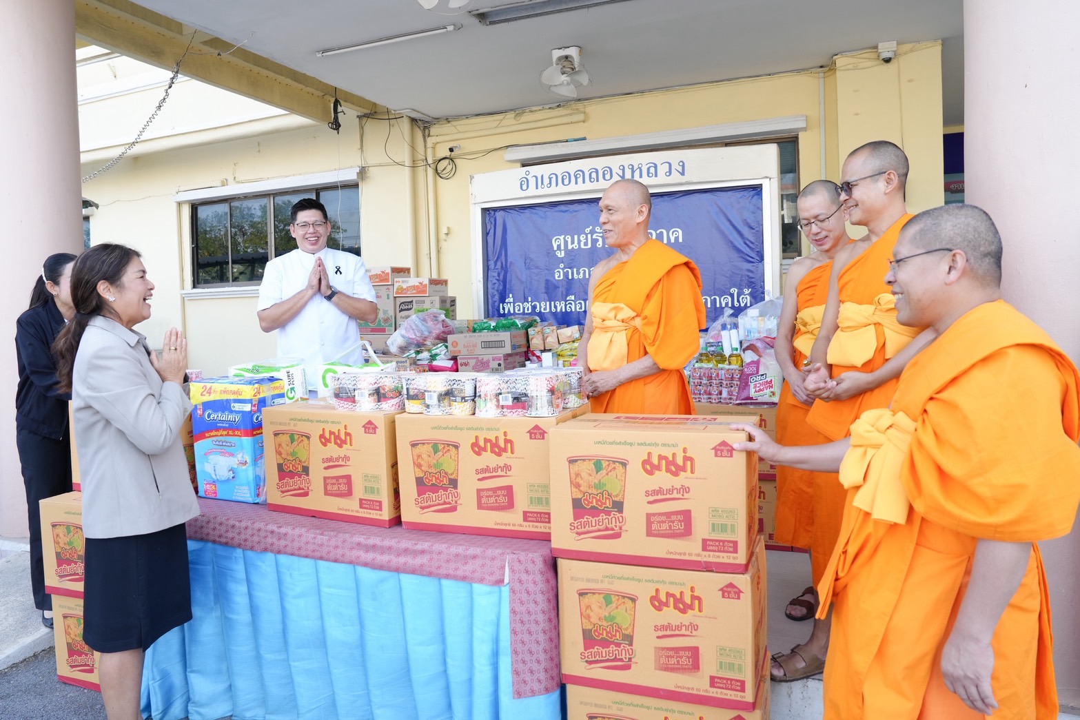 เจ้าอาวาสวัดพระธรรมกาย มอบอาหารสำเร็จรูป สมทบโครงการปทุมธานีปันน้ำใจ ช่วยคนไทยสู้ภัยน้ำท่วมภาคใต้
