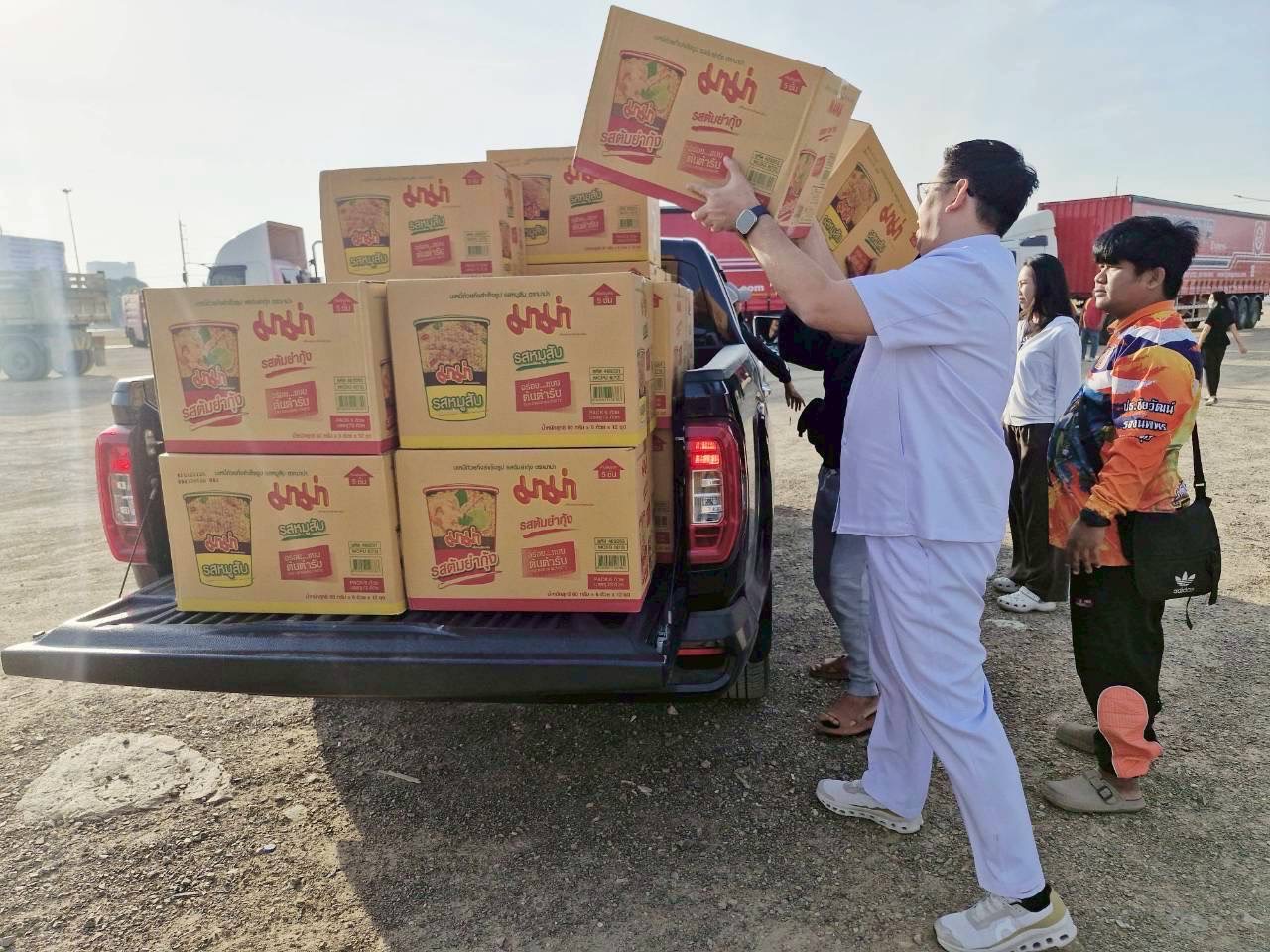 เจ้าอาวาสวัดพระธรรมกาย มอบอาหารสำเร็จรูป สมทบโครงการปทุมธานีปันน้ำใจ ช่วยคนไทยสู้ภัยน้ำท่วมภาคใต้