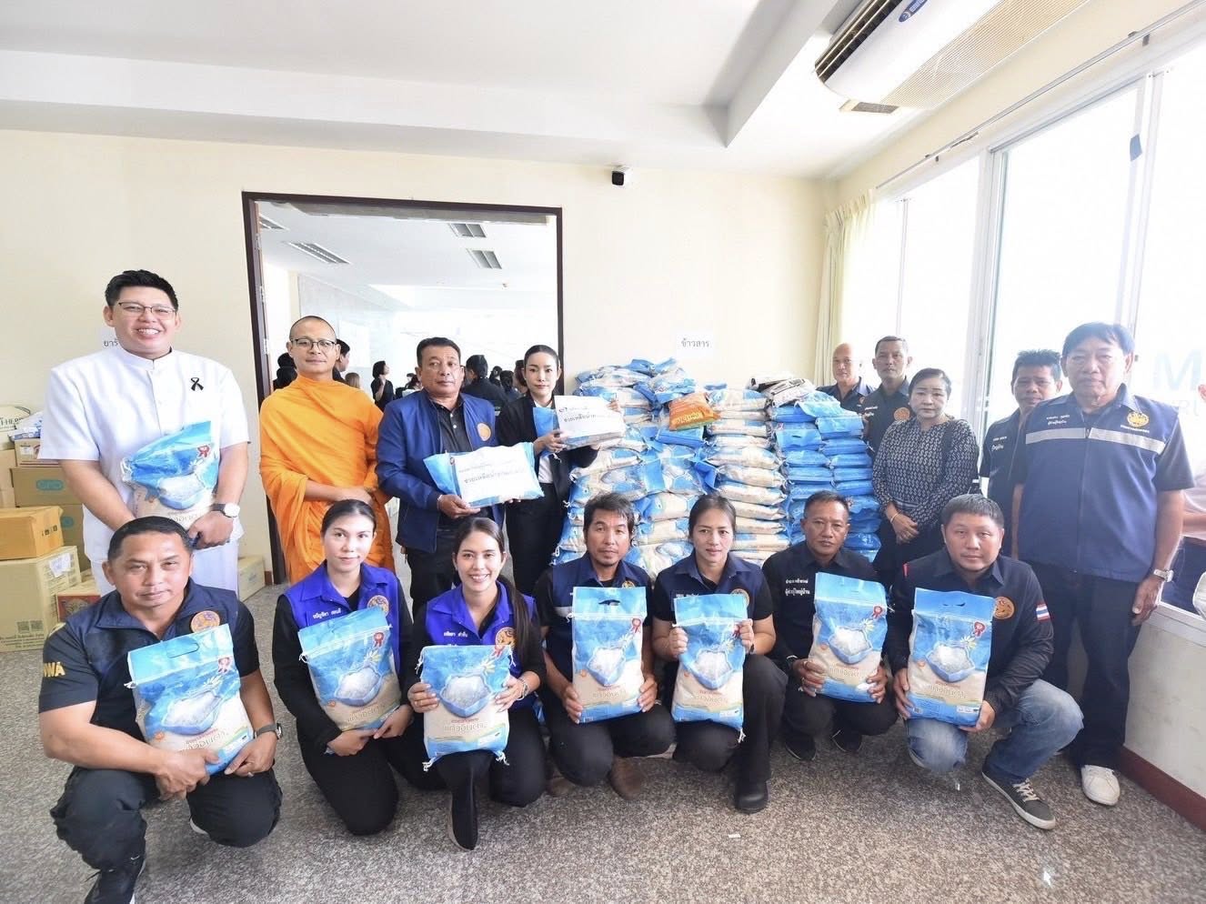 อำเภอคลองหลวง ร่วมสมทบบริจาคสิ่งของช่วยเหลือผู้ประสบอุทกภัยภาคใต้