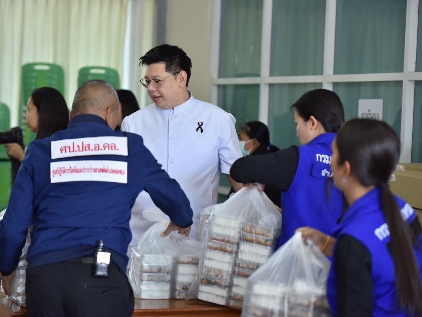 อำเภอคลองหลวง ร่วมสมทบบริจาคสิ่งของช่วยเหลือผู้ประสบอุทกภัยภาคใต้