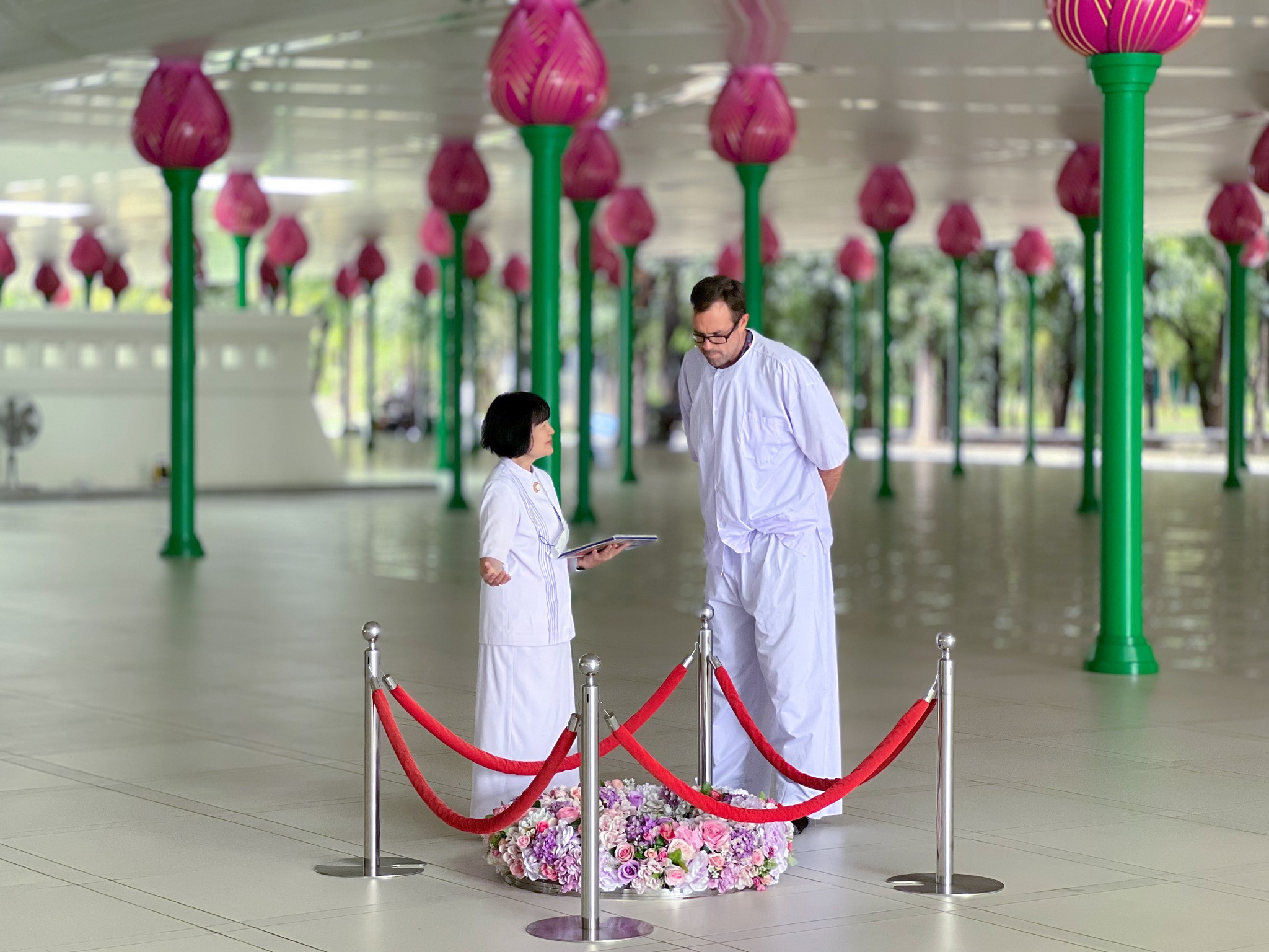 ชาวสหรัฐอเมริกา เดินทางมาเยี่ยมชมวัดพระธรรมกาย