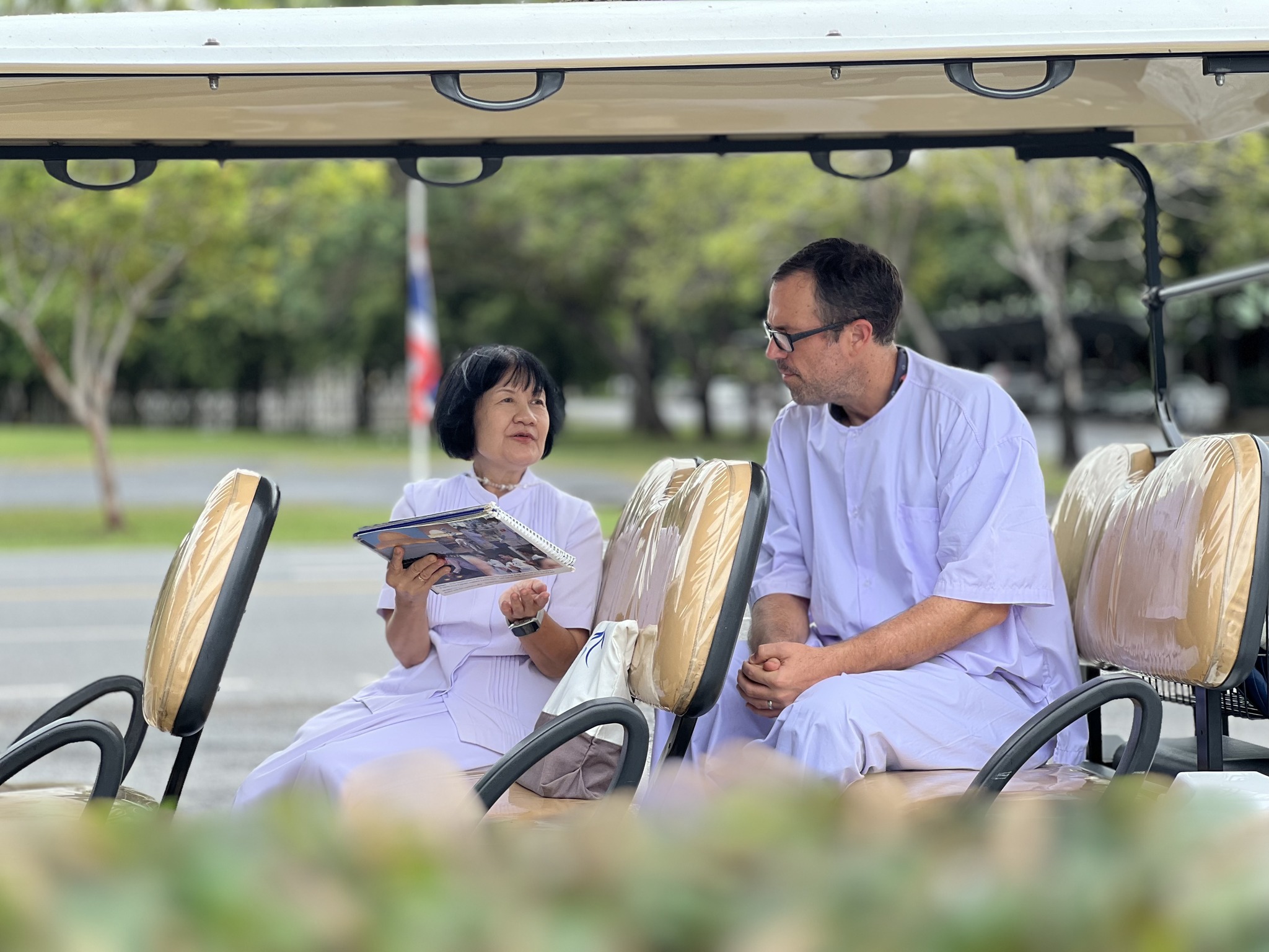 ชาวสหรัฐอเมริกา เดินทางมาเยี่ยมชมวัดพระธรรมกาย