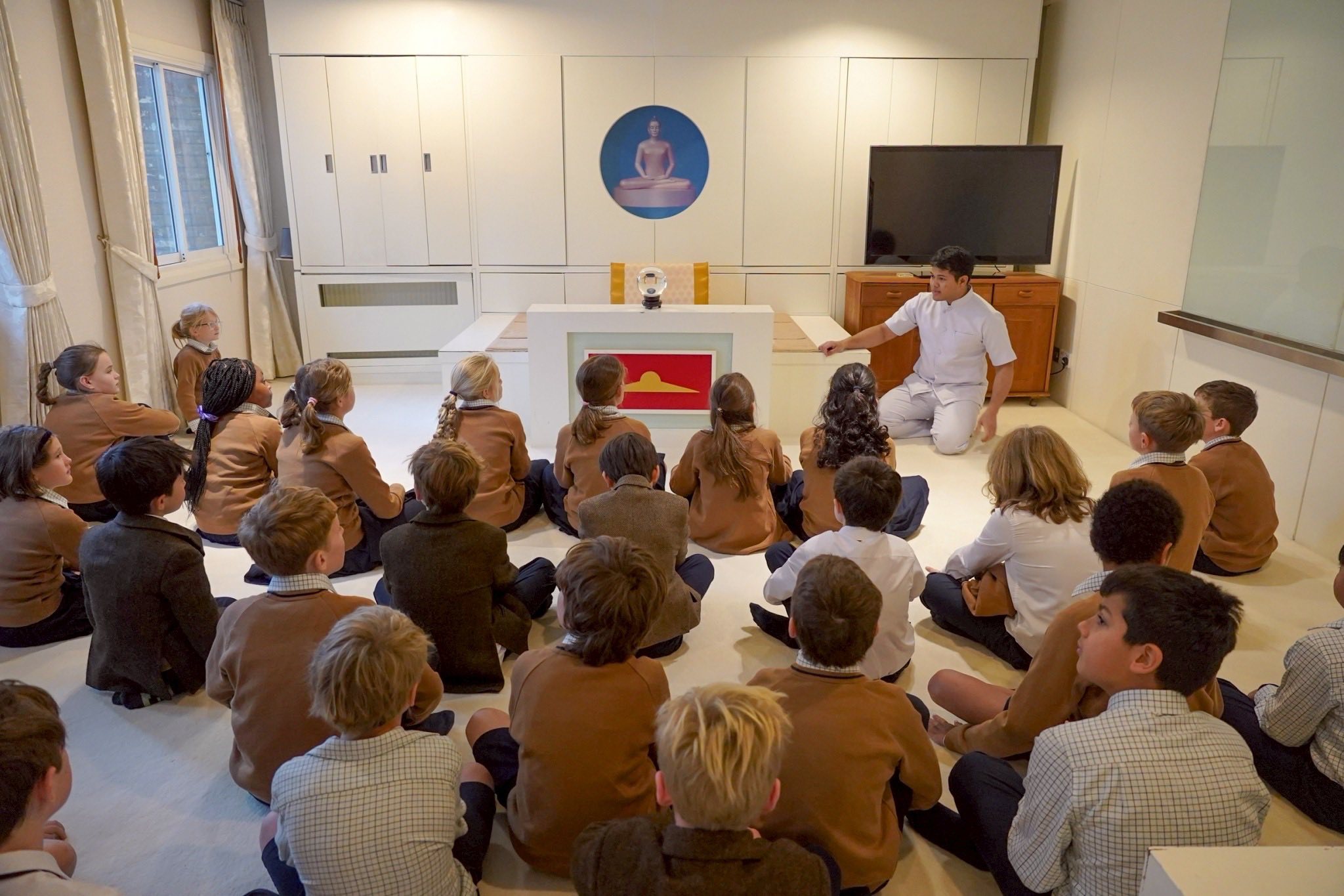 นักเรียนโรงเรียน Amesbury มาเยี่ยมชมวัดพระธรรมกายลอนดอน