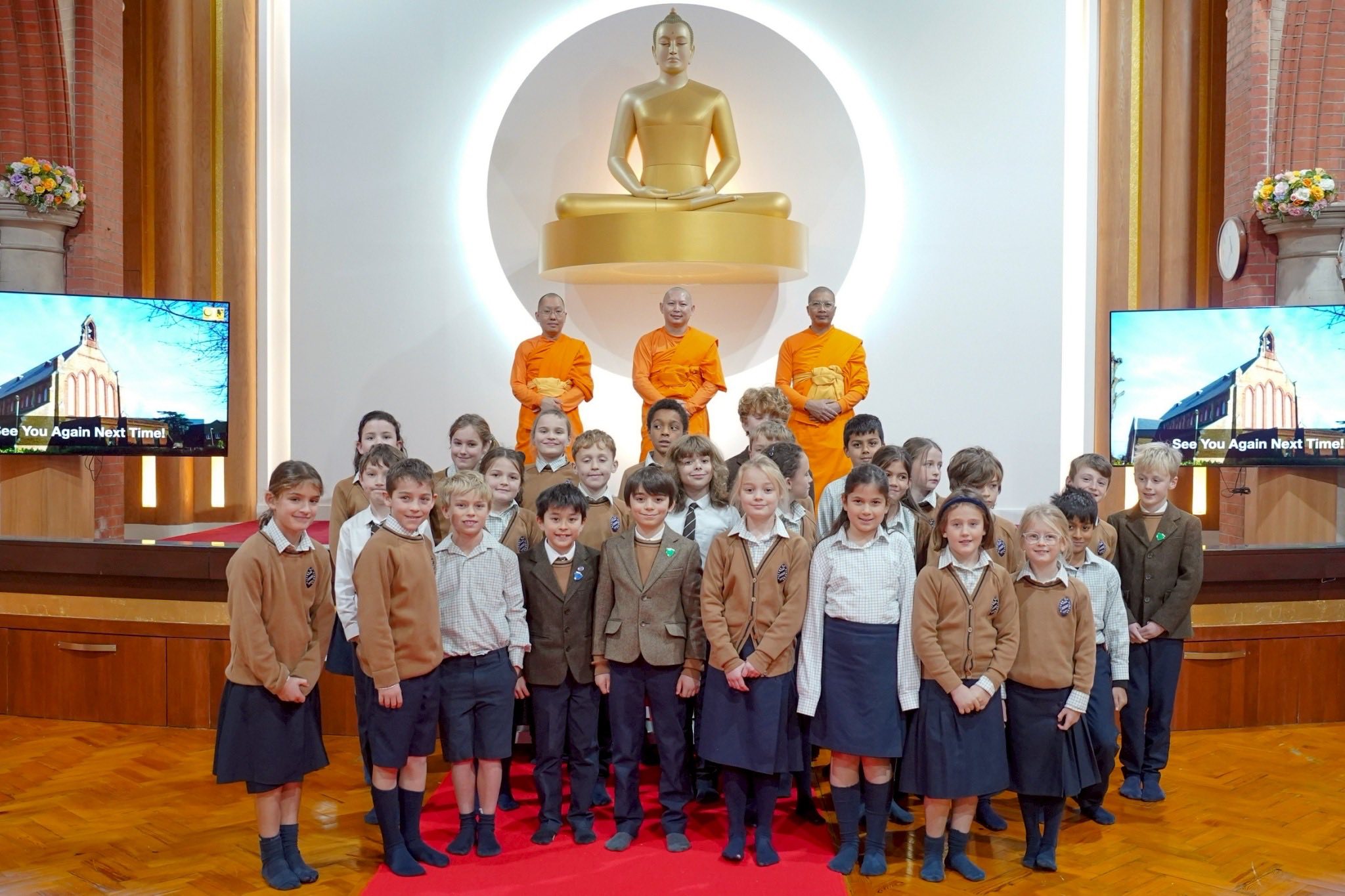 นักเรียนโรงเรียน Amesbury มาเยี่ยมชมวัดพระธรรมกายลอนดอน