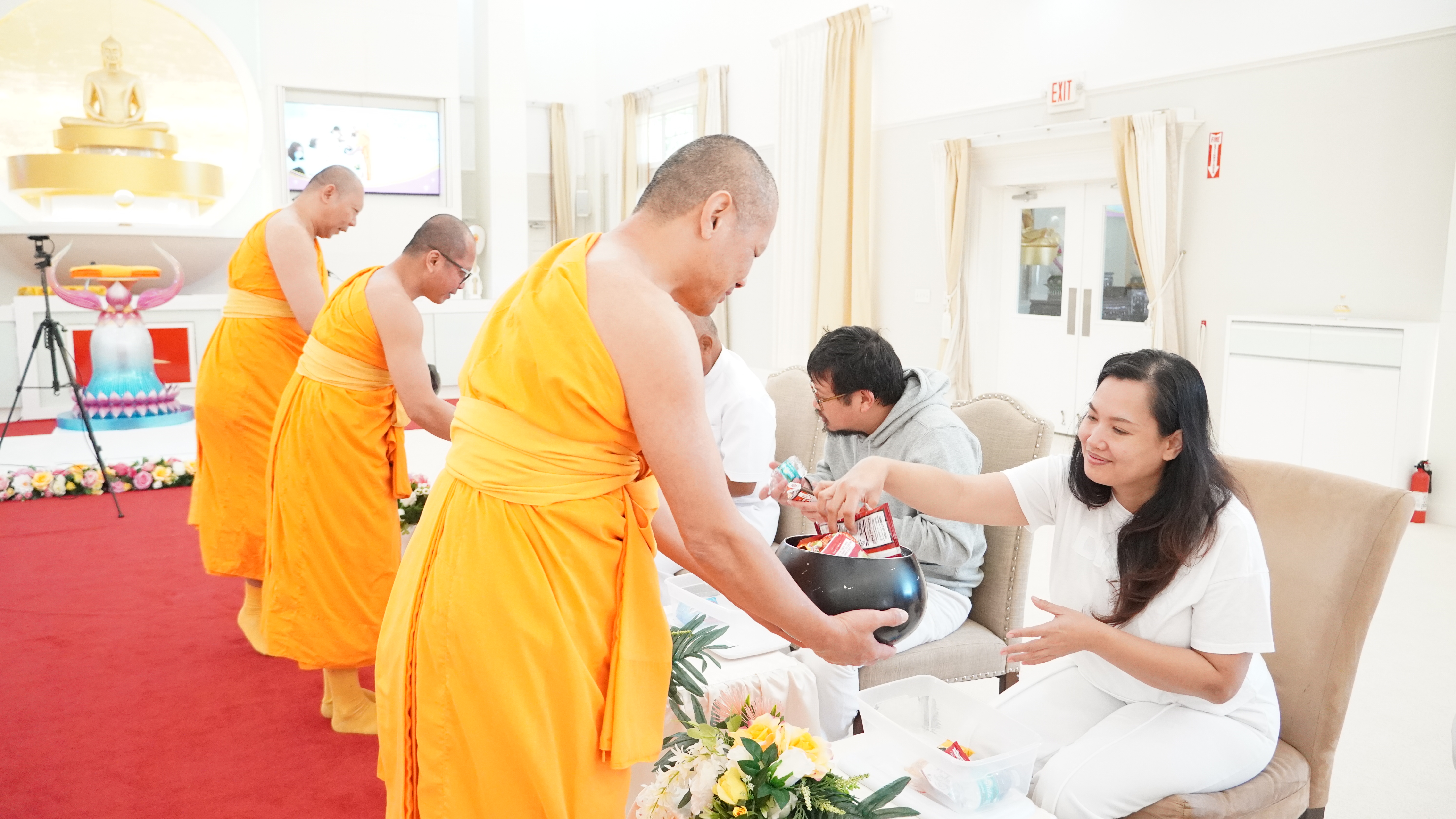 วัดพระธรรมกายฟลอริดา จัดพิธีทอดผ้าป่าบำรุงวัด