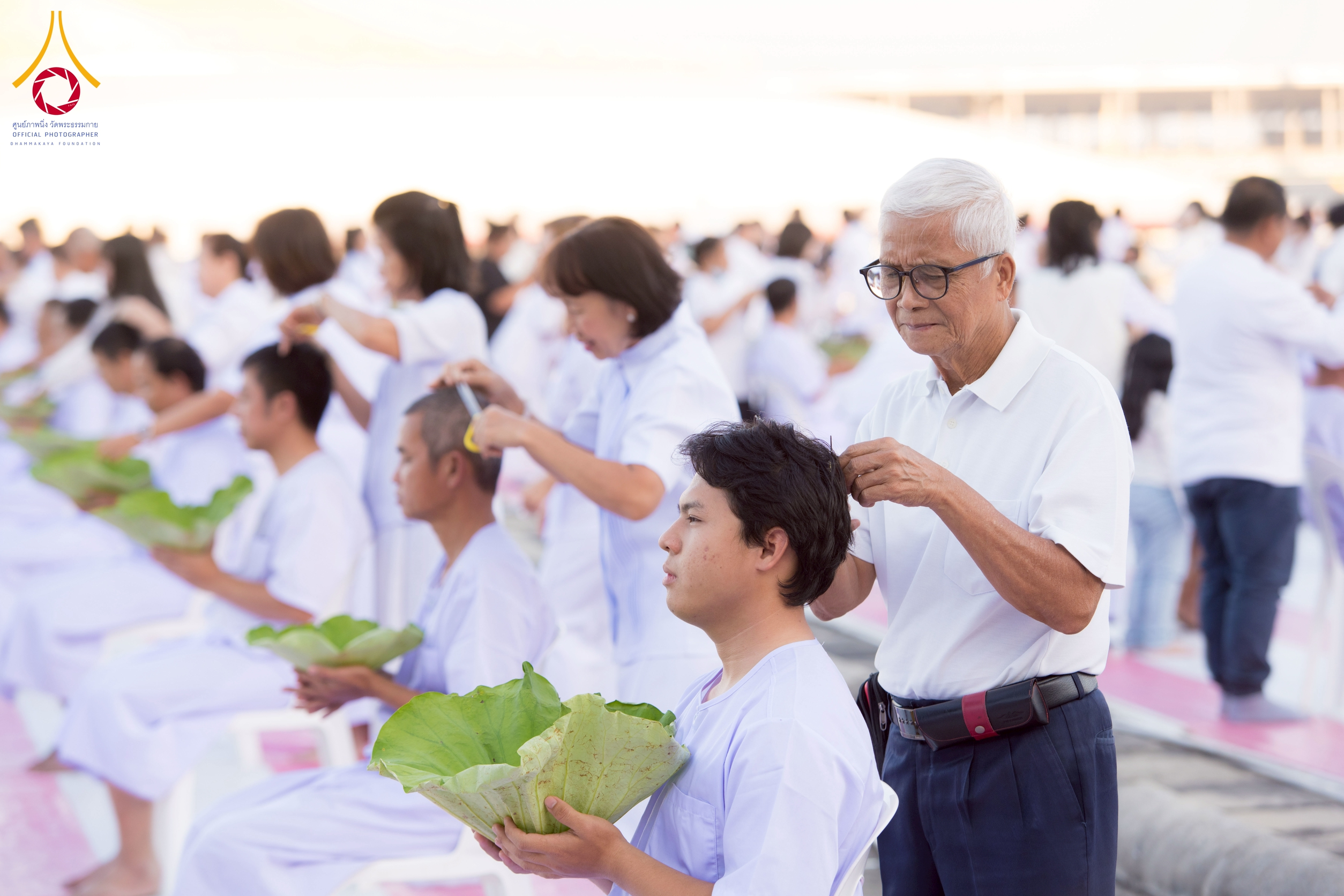 วัดพระธรรมกาย จัดพิธีตัดปอยผมรุ่นบูชาธรรมมหาปูชนียาจารย์