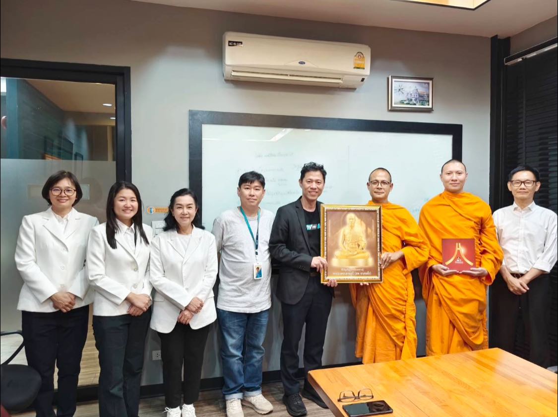 ผู้ช่วยเจ้าอาวาสวัดพระธรรมกาย และเจ้าหน้าที่ฝ่ายประชาสัมพันธ์ ร่วมอำนวยพรปีใหม่สื่อมวลชน