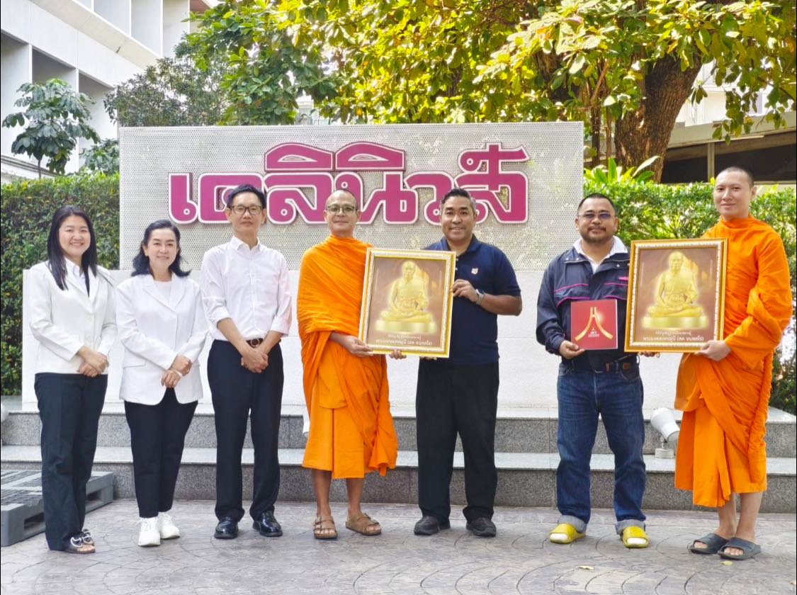 ผู้ช่วยเจ้าอาวาสวัดพระธรรมกาย และเจ้าหน้าที่ฝ่ายประชาสัมพันธ์ ร่วมอำนวยพรปีใหม่สื่อมวลชน