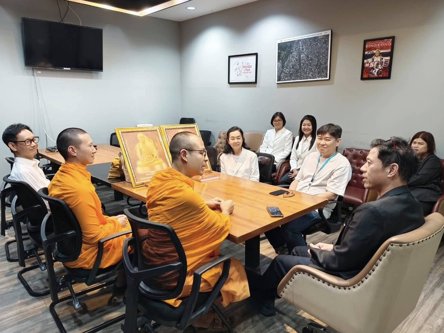 ผู้ช่วยเจ้าอาวาสวัดพระธรรมกาย และเจ้าหน้าที่ฝ่ายประชาสัมพันธ์ ร่วมอำนวยพรปีใหม่สื่อมวลชน