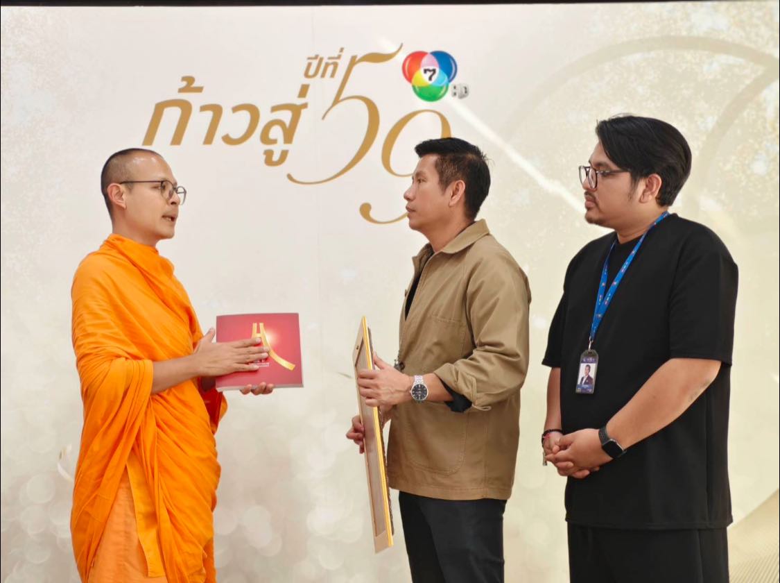 ผู้ช่วยเจ้าอาวาสวัดพระธรรมกาย และเจ้าหน้าที่ฝ่ายประชาสัมพันธ์ ร่วมอำนวยพรปีใหม่สื่อมวลชน