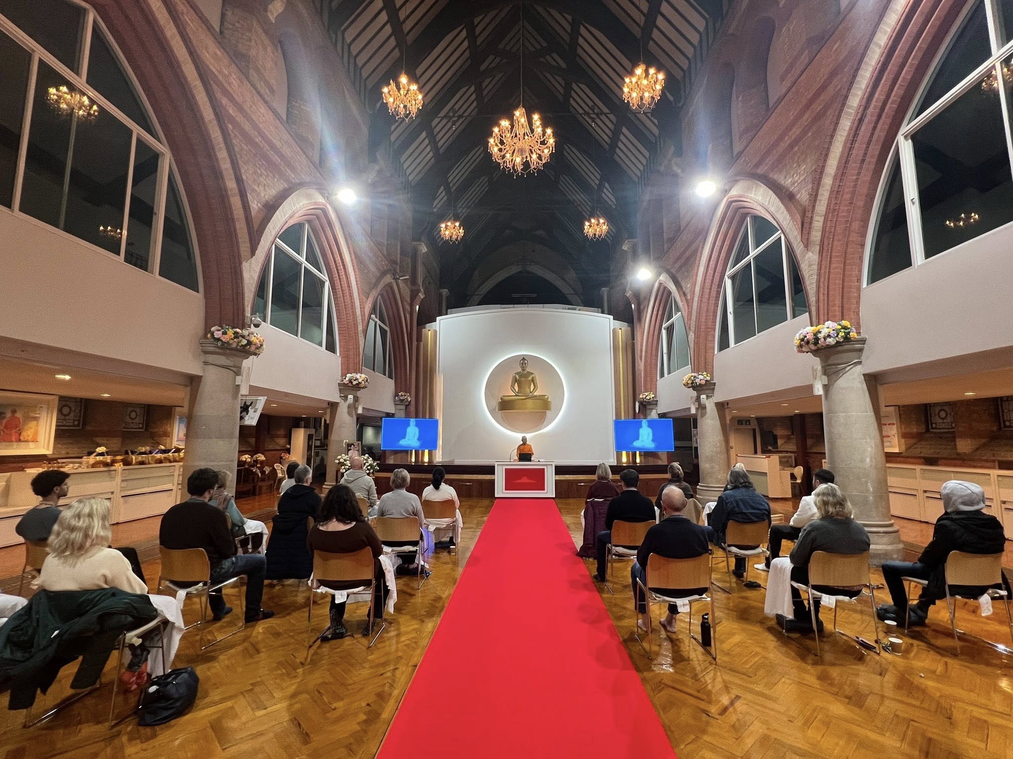 ‍วัดพระธรรมกายลอนดอน สอนสมาธิแก่ชาวท้องถิ่น