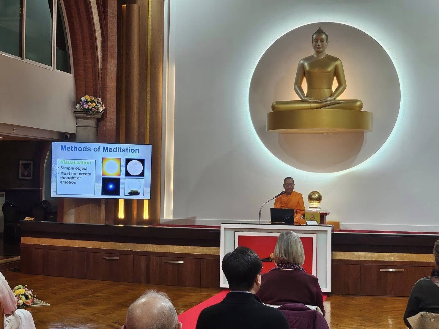 ‍วัดพระธรรมกายลอนดอน สอนสมาธิแก่ชาวท้องถิ่น