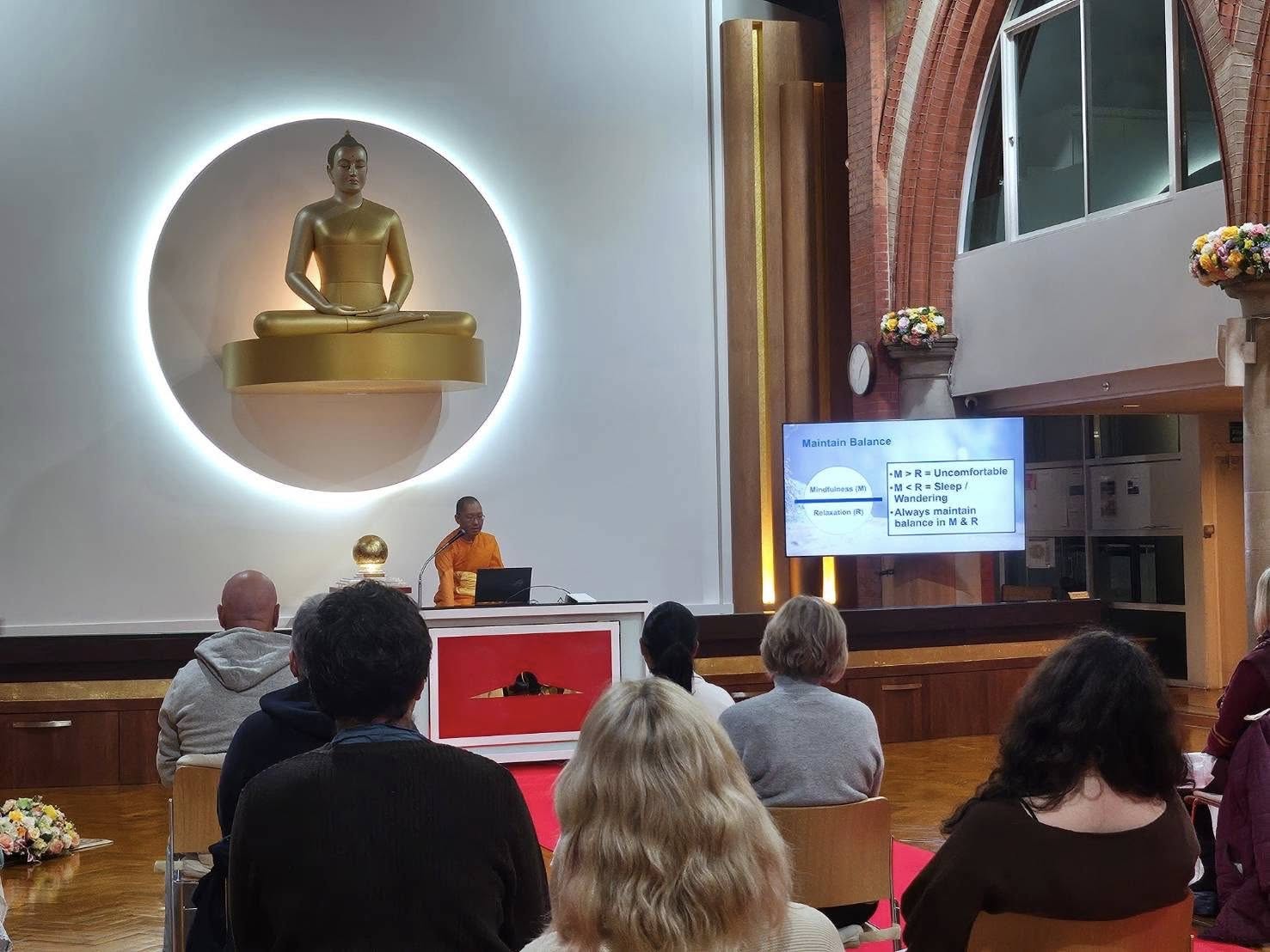 ‍วัดพระธรรมกายลอนดอน สอนสมาธิแก่ชาวท้องถิ่น