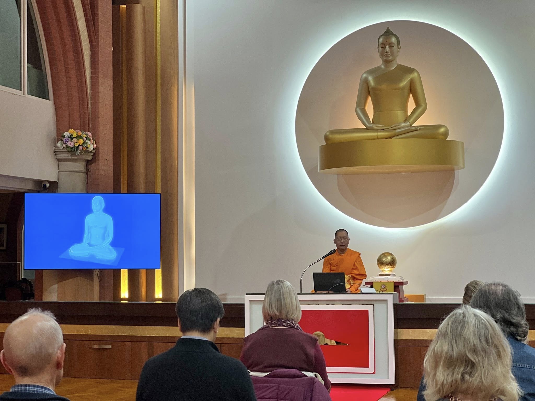 ‍วัดพระธรรมกายลอนดอน สอนสมาธิแก่ชาวท้องถิ่น