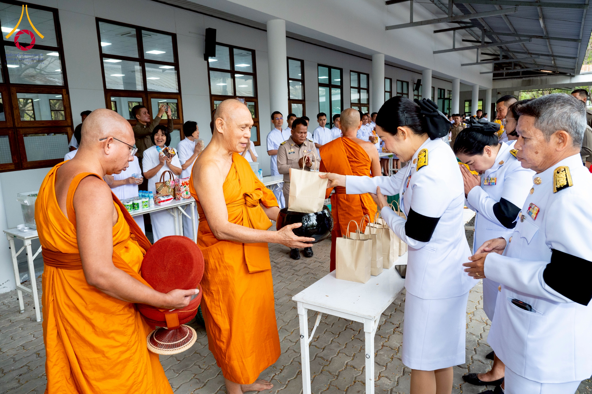 พสกนิกรอำเภอคลองหลวง ร่วมกิจกรรมเนื่องในโอกาสวันคล้ายวันพระบรมราชสมภพ
