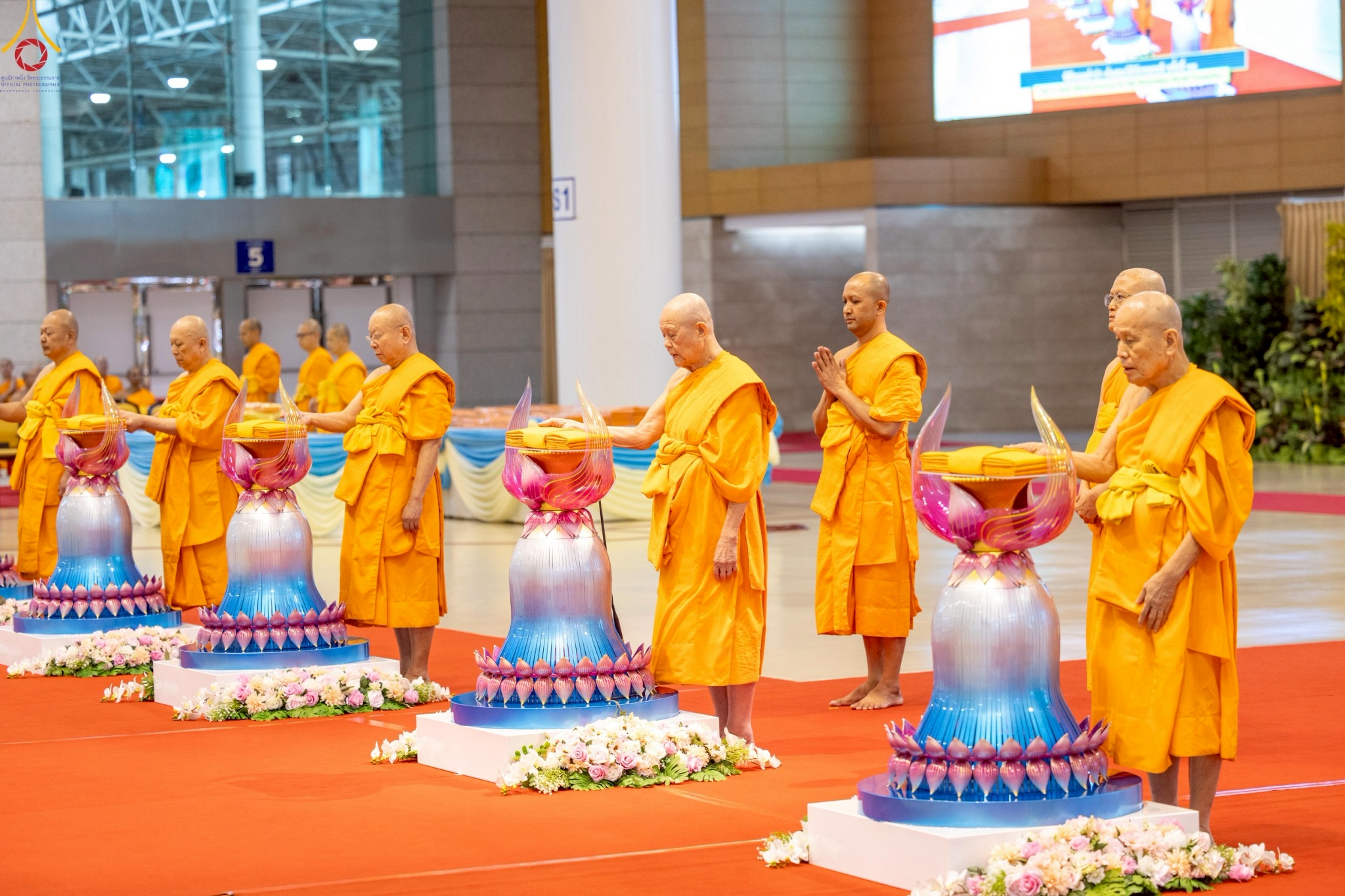 วัดพระธรรมกาย จัดพิธีบูชาข้าวพระ-พิธีทอดผ้าป่าต้นสมบัติจักรพรรดิ