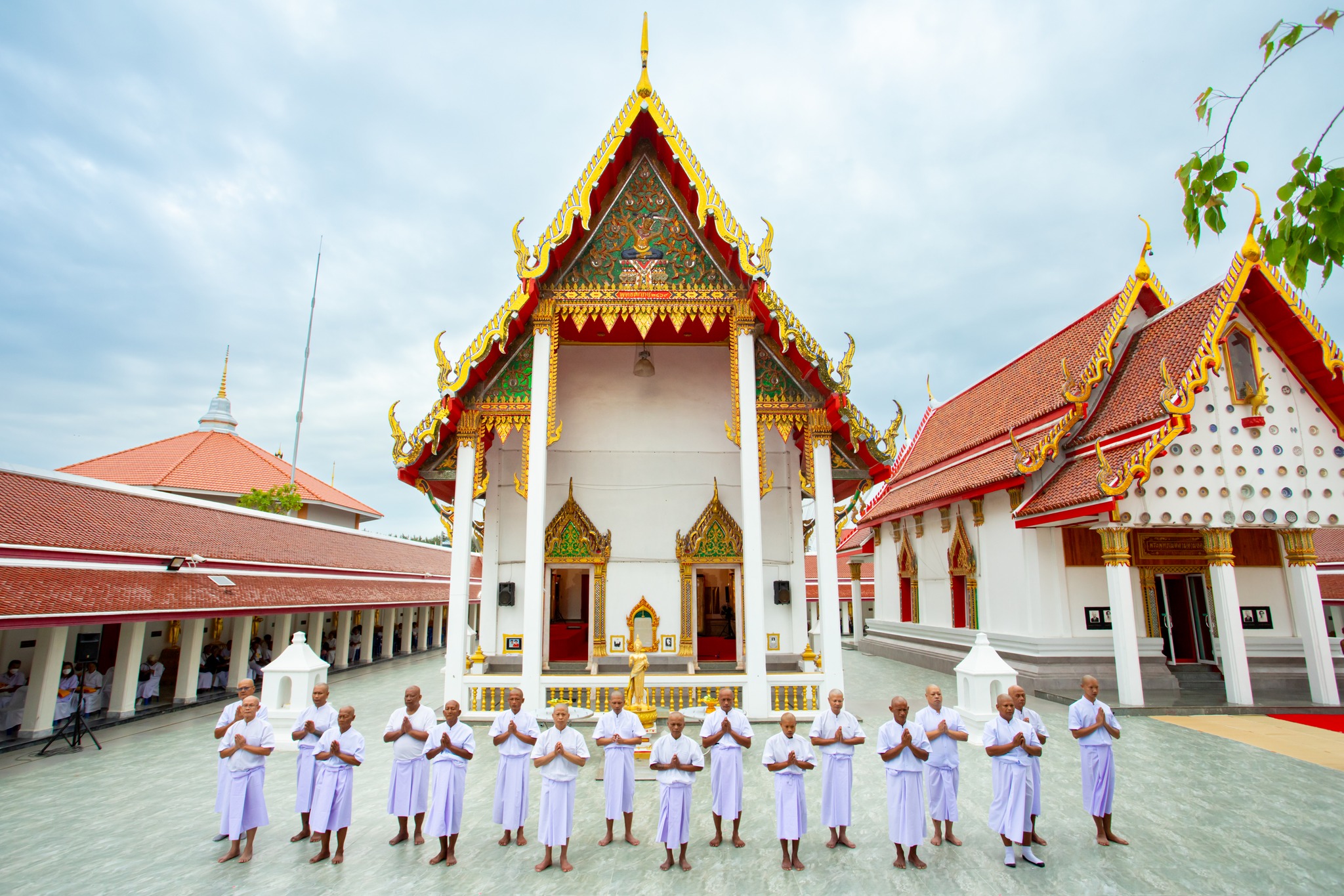 ศูนย์ปฏิบัติธรรมพระมงคลเทพมุนี จัดพิธีมอบบาตร-ผ้าไตร และบรรพชา รุ่นบูชาธรรมมหาปูชนียาจารย์