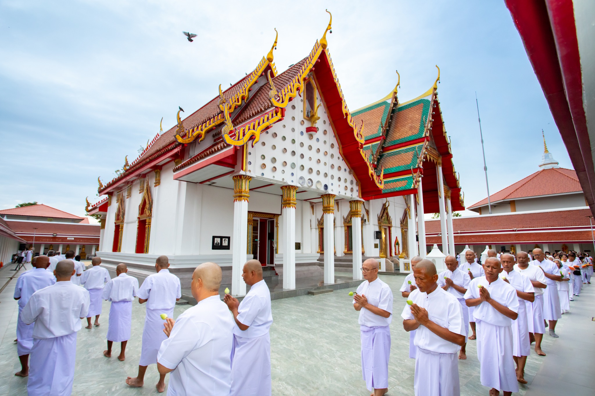 ศูนย์ปฏิบัติธรรมพระมงคลเทพมุนี จัดพิธีมอบบาตร-ผ้าไตร และบรรพชา รุ่นบูชาธรรมมหาปูชนียาจารย์
