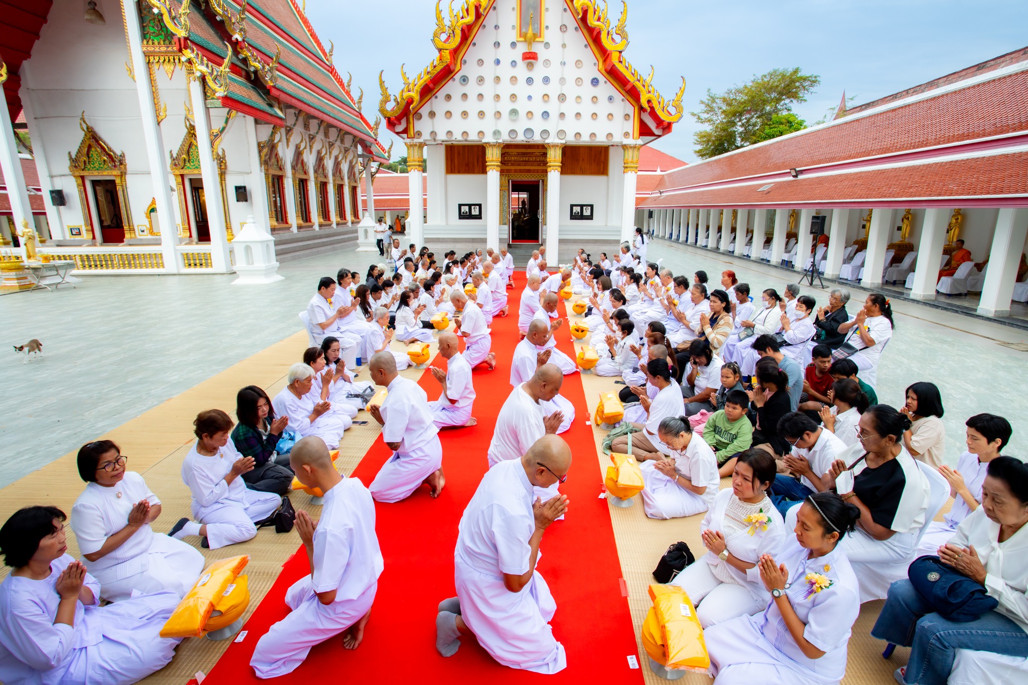 ศูนย์ปฏิบัติธรรมพระมงคลเทพมุนี จัดพิธีมอบบาตร-ผ้าไตร และบรรพชา รุ่นบูชาธรรมมหาปูชนียาจารย์