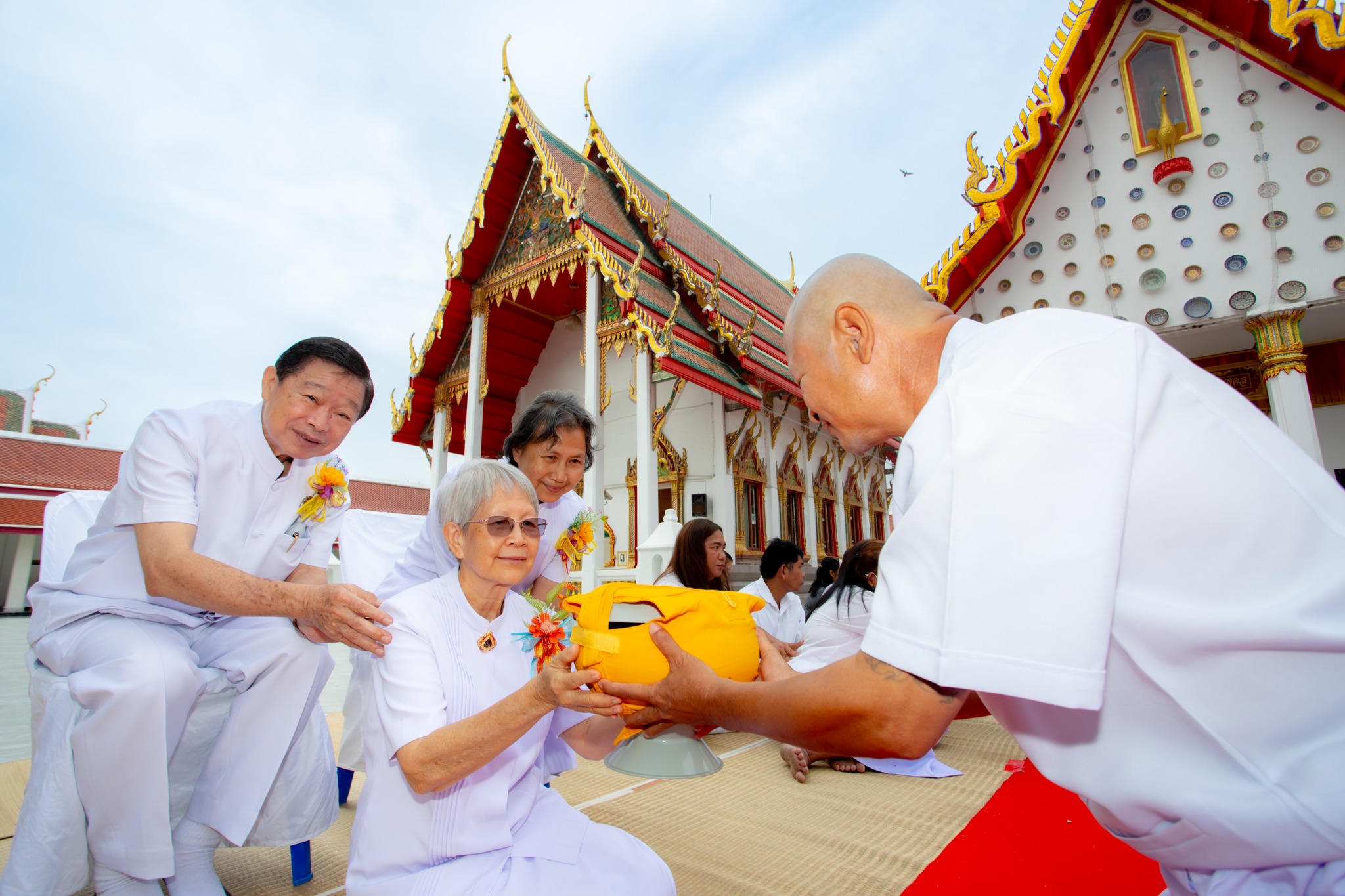 ศูนย์ปฏิบัติธรรมพระมงคลเทพมุนี จัดพิธีมอบบาตร-ผ้าไตร และบรรพชา รุ่นบูชาธรรมมหาปูชนียาจารย์