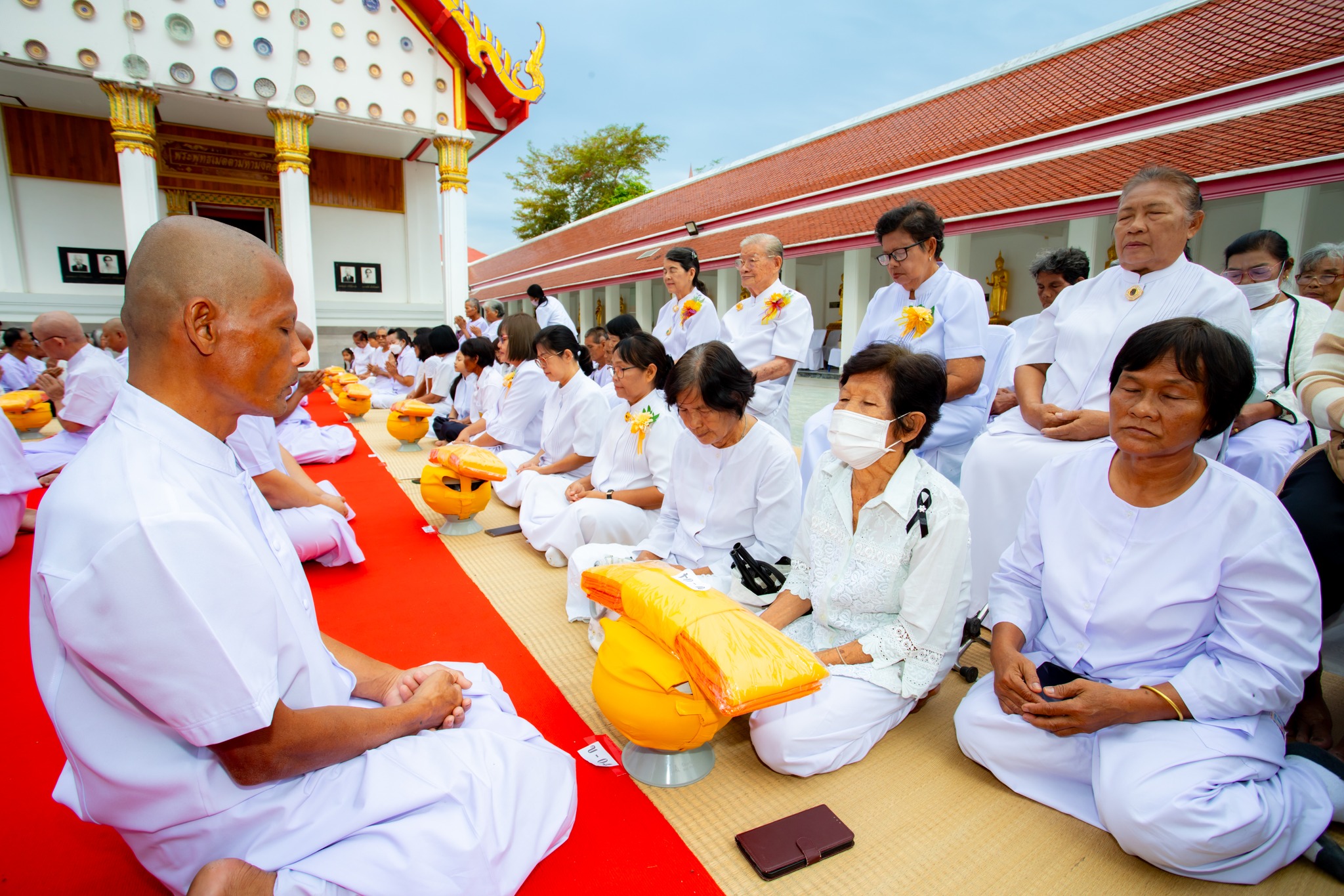 ศูนย์ปฏิบัติธรรมพระมงคลเทพมุนี จัดพิธีมอบบาตร-ผ้าไตร และบรรพชา รุ่นบูชาธรรมมหาปูชนียาจารย์