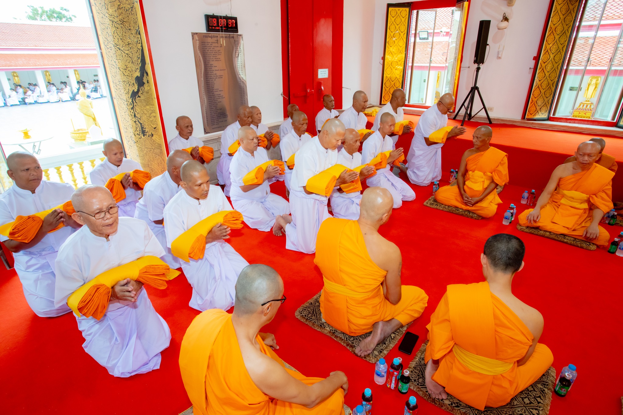 ศูนย์ปฏิบัติธรรมพระมงคลเทพมุนี จัดพิธีมอบบาตร-ผ้าไตร และบรรพชา รุ่นบูชาธรรมมหาปูชนียาจารย์