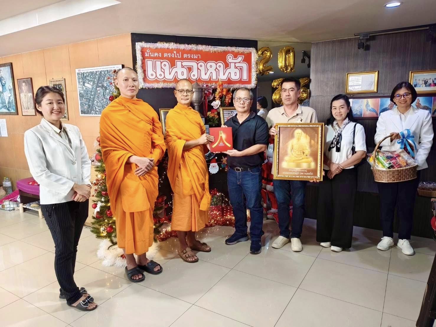 ผู้ช่วยเจ้าอาวาสวัดพระธรรมกาย อำนวยพรผู้บริหารสำนักข่าวเนื่องในเทศกาลปีใหม่