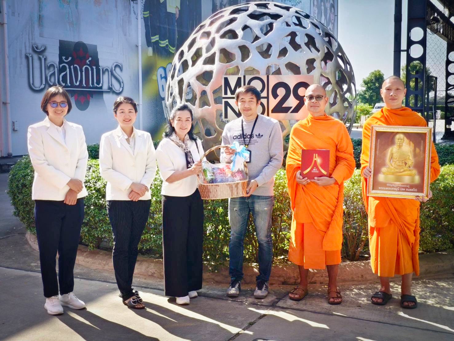 ผู้ช่วยเจ้าอาวาสวัดพระธรรมกาย อำนวยพรผู้บริหารสำนักข่าวเนื่องในเทศกาลปีใหม่