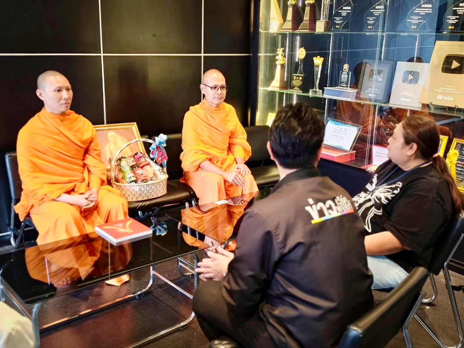 ผู้ช่วยเจ้าอาวาสวัดพระธรรมกาย อำนวยพรผู้บริหารสำนักข่าวเนื่องในเทศกาลปีใหม่