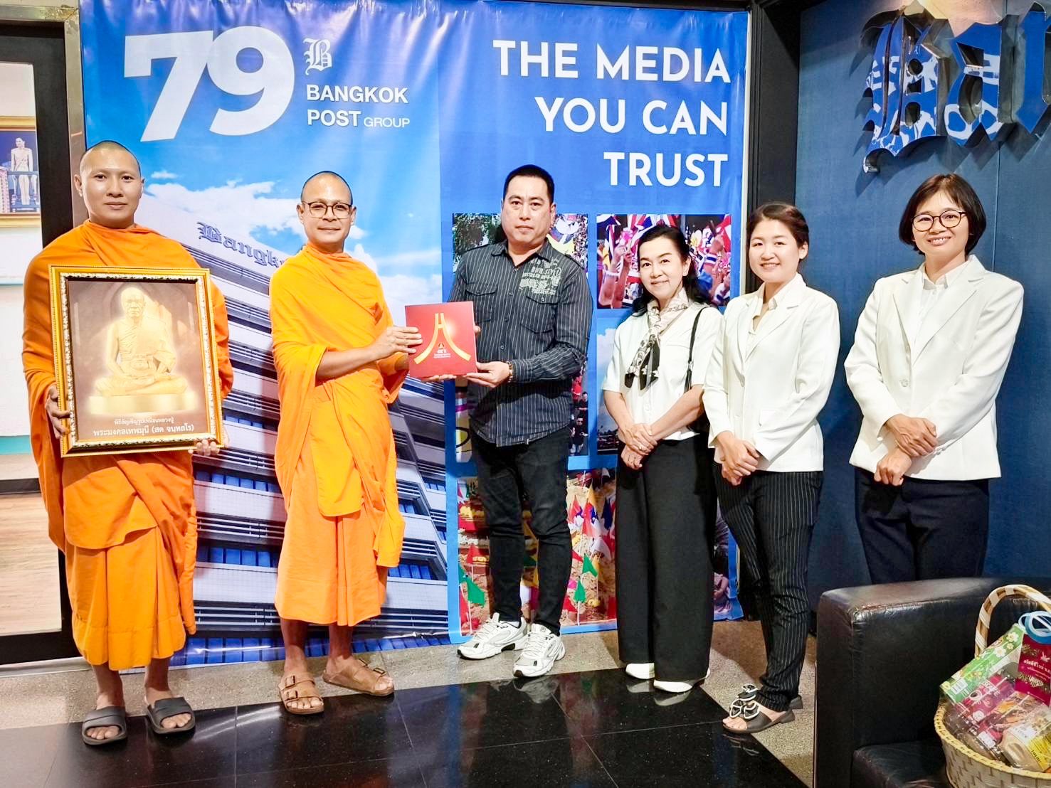 ผู้ช่วยเจ้าอาวาสวัดพระธรรมกาย อำนวยพรผู้บริหารสำนักข่าวเนื่องในเทศกาลปีใหม่