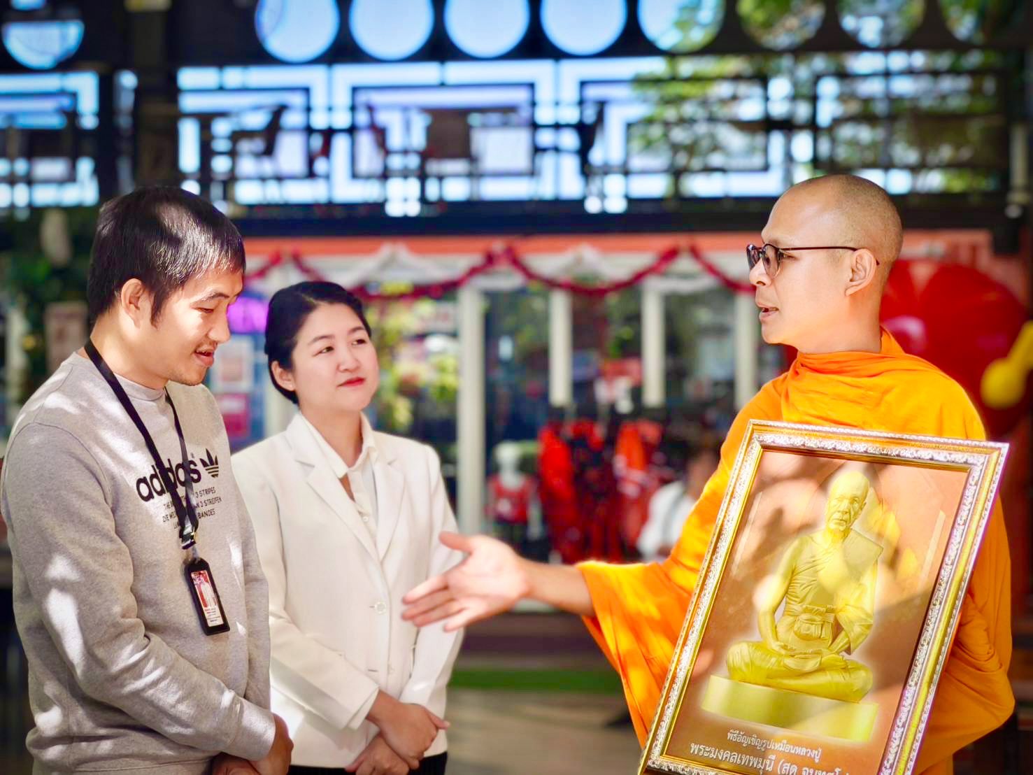 ผู้ช่วยเจ้าอาวาสวัดพระธรรมกาย อำนวยพรผู้บริหารสำนักข่าวเนื่องในเทศกาลปีใหม่