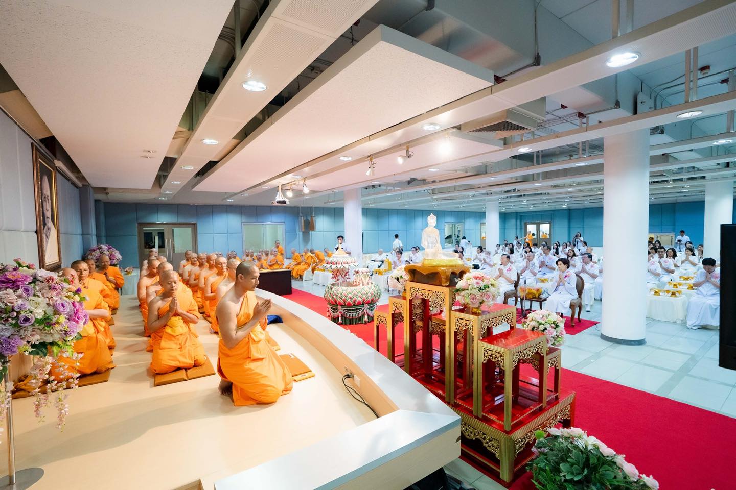 พิธีสักการะพระบรมสารีริกธาตุ เพื่อประดิษฐานบนยอดพระประธาน ณ วัดพระธรรมกายเนเธอร์แลนด์
