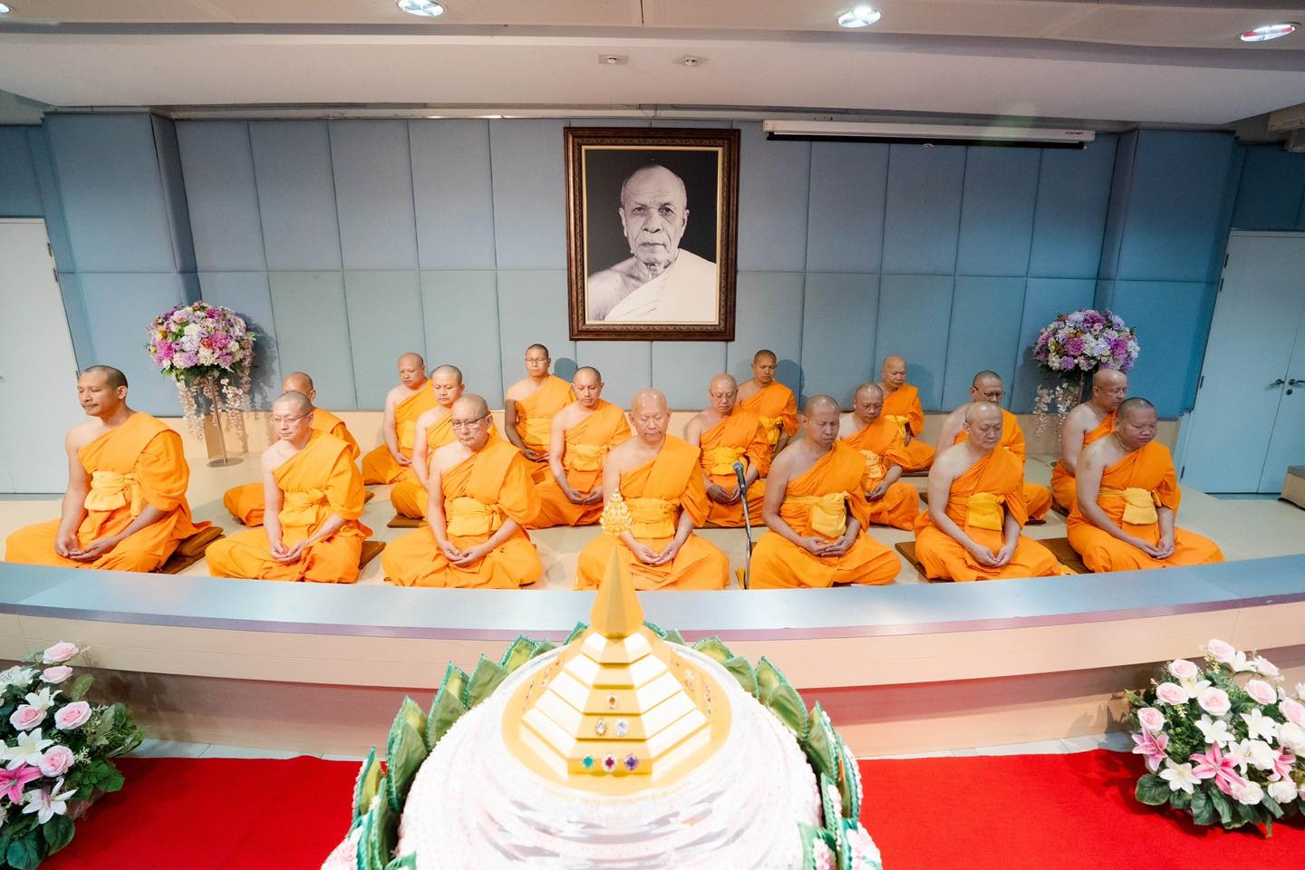 พิธีสักการะพระบรมสารีริกธาตุ เพื่อประดิษฐานบนยอดพระประธาน ณ วัดพระธรรมกายเนเธอร์แลนด์