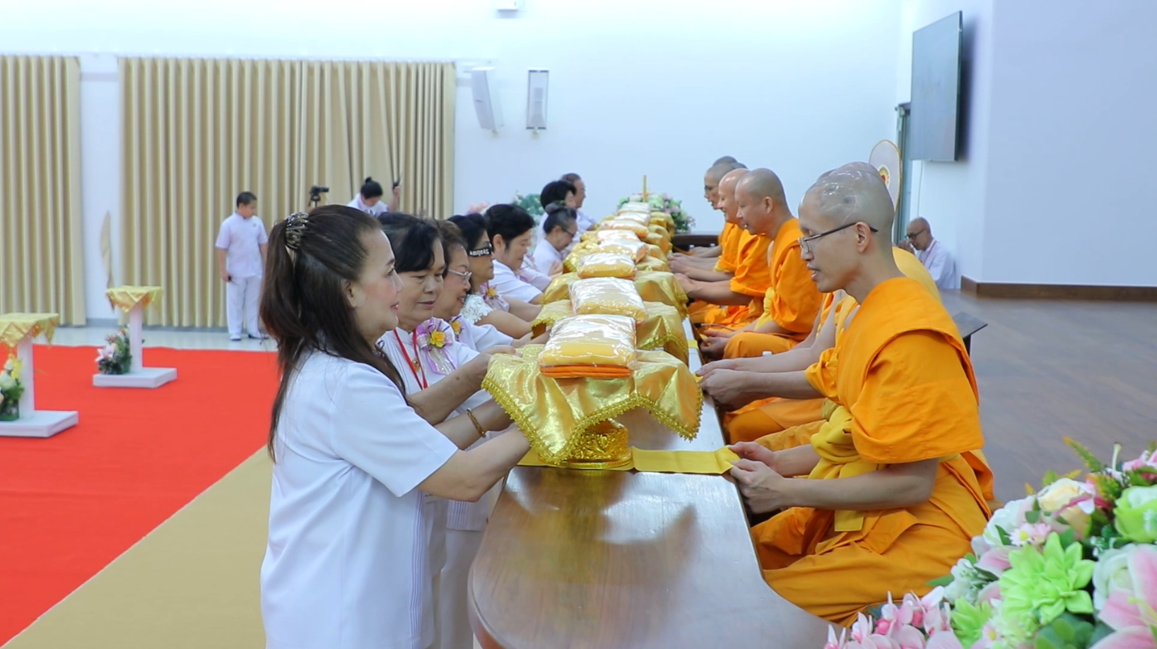 ศูนย์ปฏิบัติธรรมน้ำใสใจสว่าง จัดพิธีทอดผ้าป่าสร้างทุกสิ่ง และจัดกิจกรรมวันพ่อ