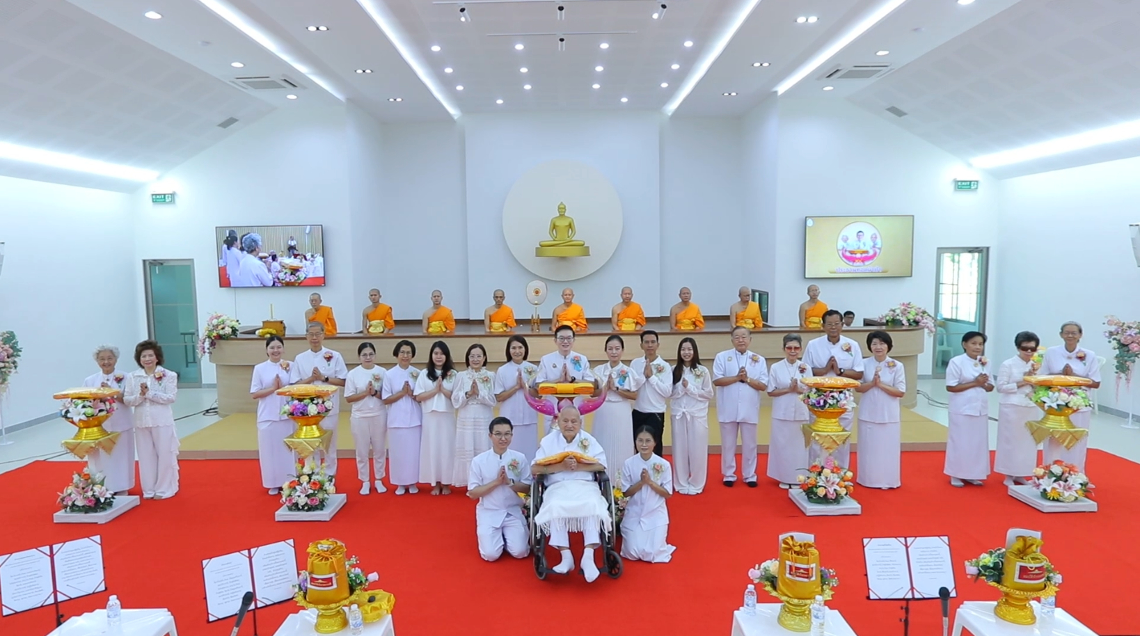 ศูนย์ปฏิบัติธรรมน้ำใสใจสว่าง จัดพิธีทอดผ้าป่าสร้างทุกสิ่ง และจัดกิจกรรมวันพ่อ