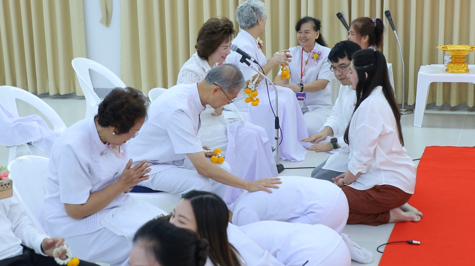ศูนย์ปฏิบัติธรรมน้ำใสใจสว่าง จัดพิธีทอดผ้าป่าสร้างทุกสิ่ง และจัดกิจกรรมวันพ่อ