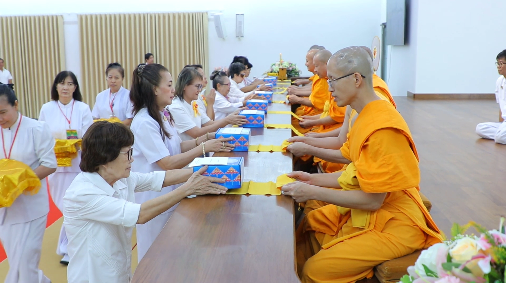 ศูนย์ปฏิบัติธรรมน้ำใสใจสว่าง จัดพิธีทอดผ้าป่าสร้างทุกสิ่ง และจัดกิจกรรมวันพ่อ