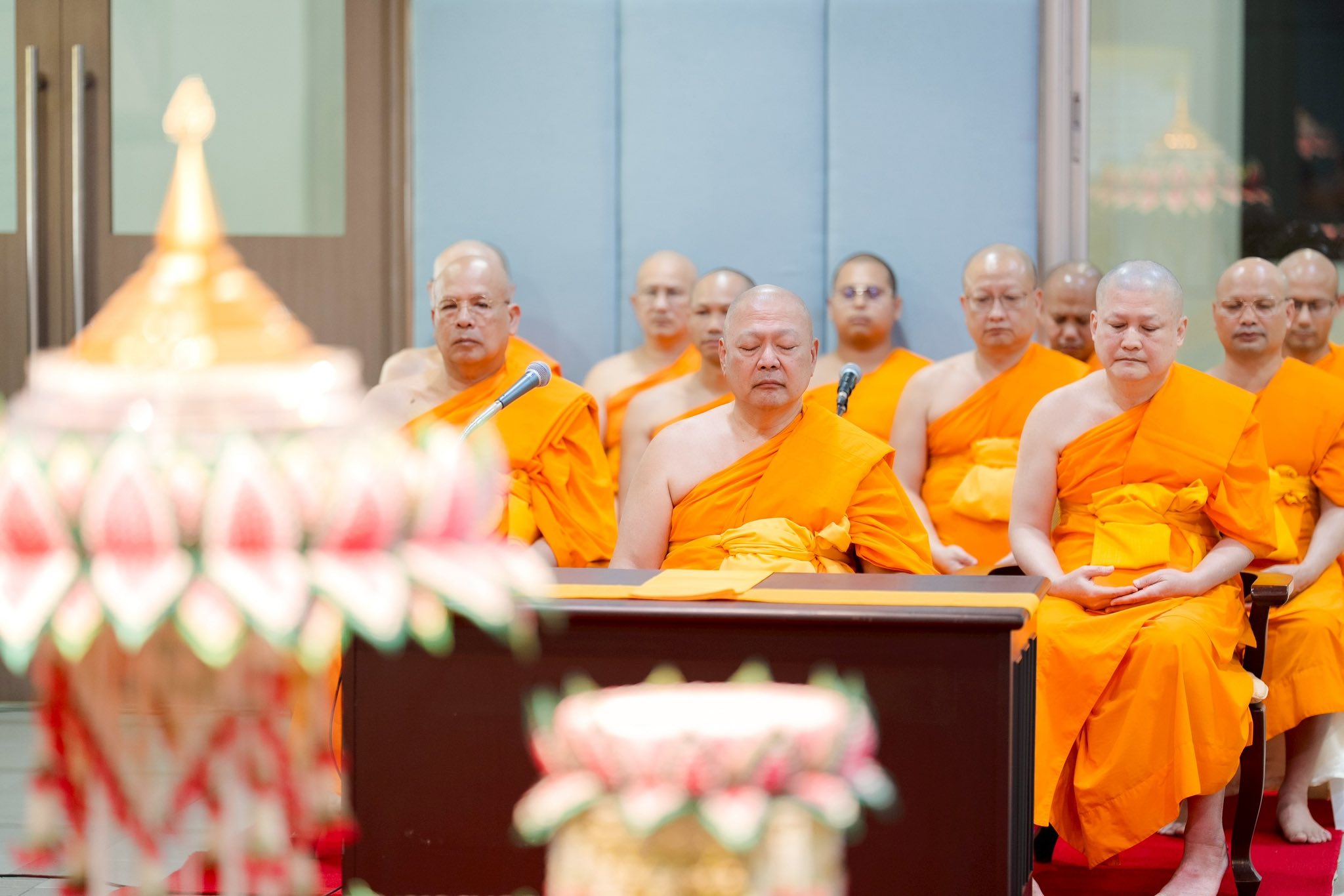 พิธีสักการะพระบรมสารีริกธาตุ เพื่อประดิษฐานบนยอดพระประธาน ณ วัดพระธรรมกายเนเธอร์แลนด์