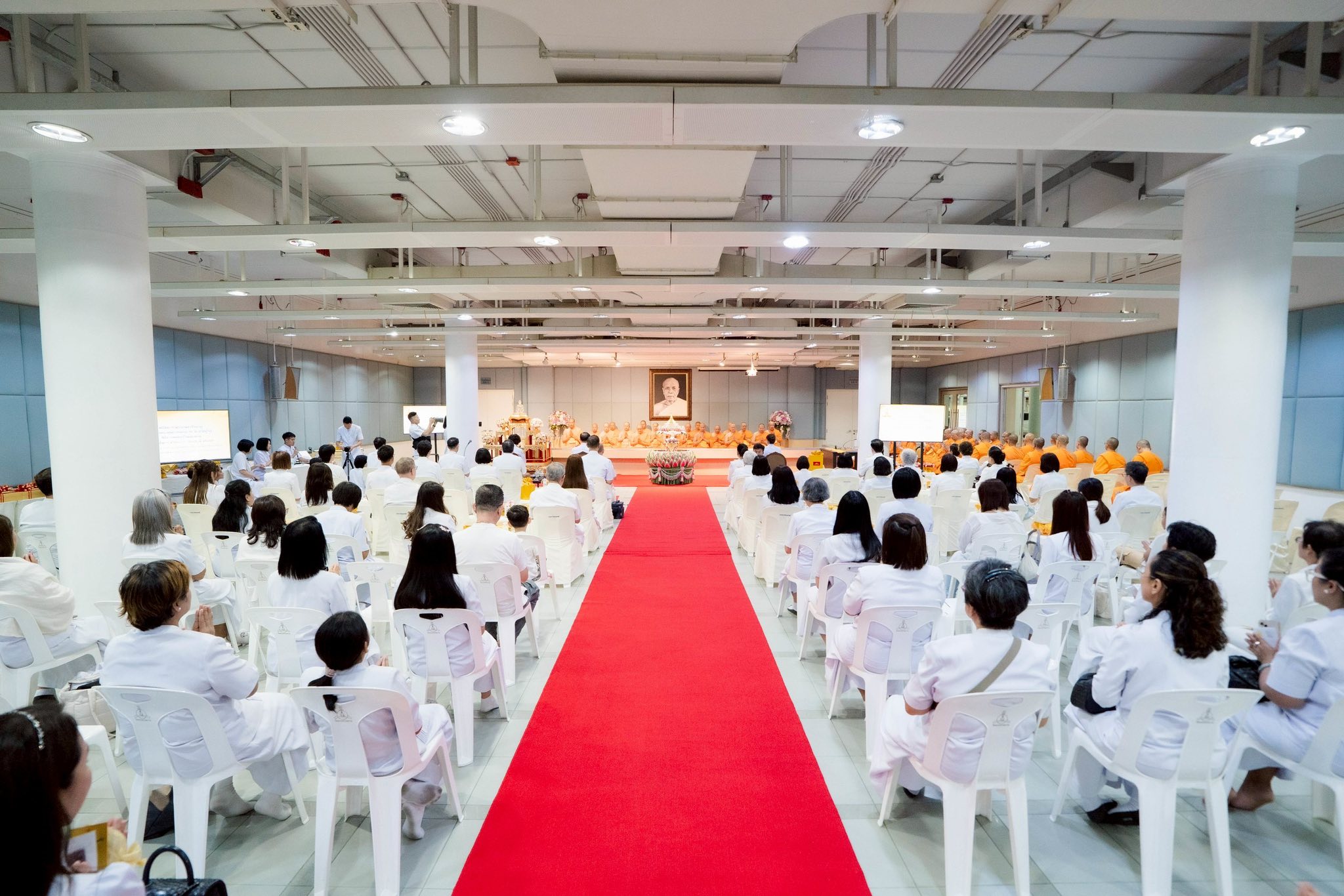 พิธีสักการะพระบรมสารีริกธาตุ เพื่อประดิษฐานบนยอดพระประธาน ณ วัดพระธรรมกายเนเธอร์แลนด์