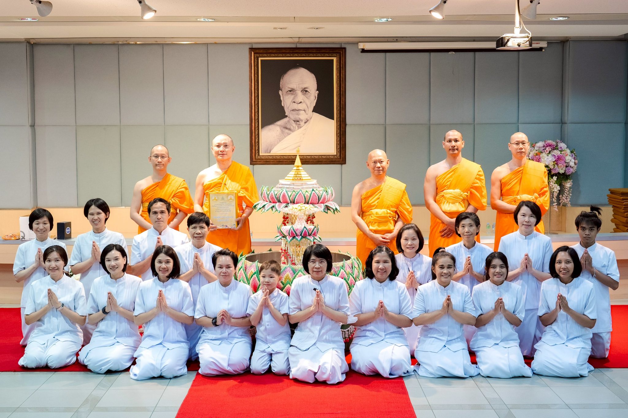 พิธีสักการะพระบรมสารีริกธาตุ เพื่อประดิษฐานบนยอดพระประธาน ณ วัดพระธรรมกายเนเธอร์แลนด์